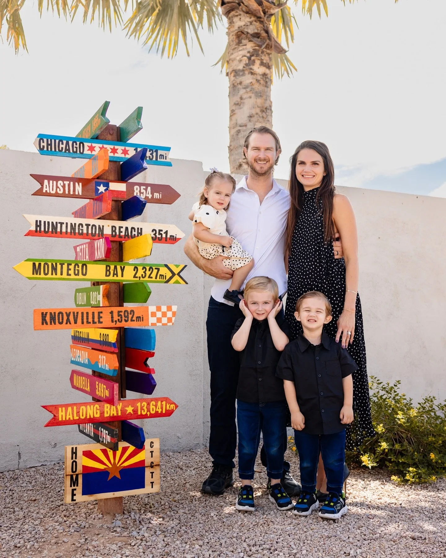Late summer family love with the beautiful Harrington Family! I first photographed them last year, and it’s such a joy to see how much the kids have grown and to capture their fun, loving energy right at home💛
.
.
Chandler- Gilbert - Phoenix F