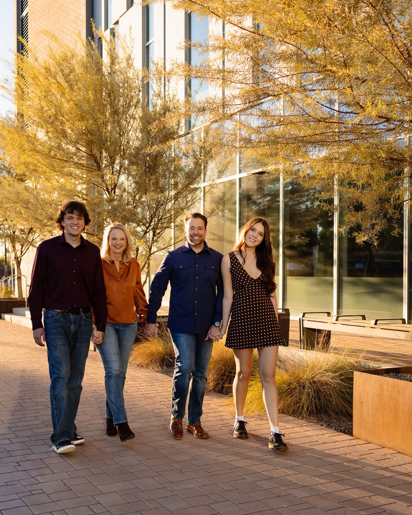 The Deschamps family, second year capturing their sweet memories. Even with older kids, keep documenting your family&hellip; it&rsquo;s a story that continues to grow🧡
.
.
Xx, M&oacute;nica