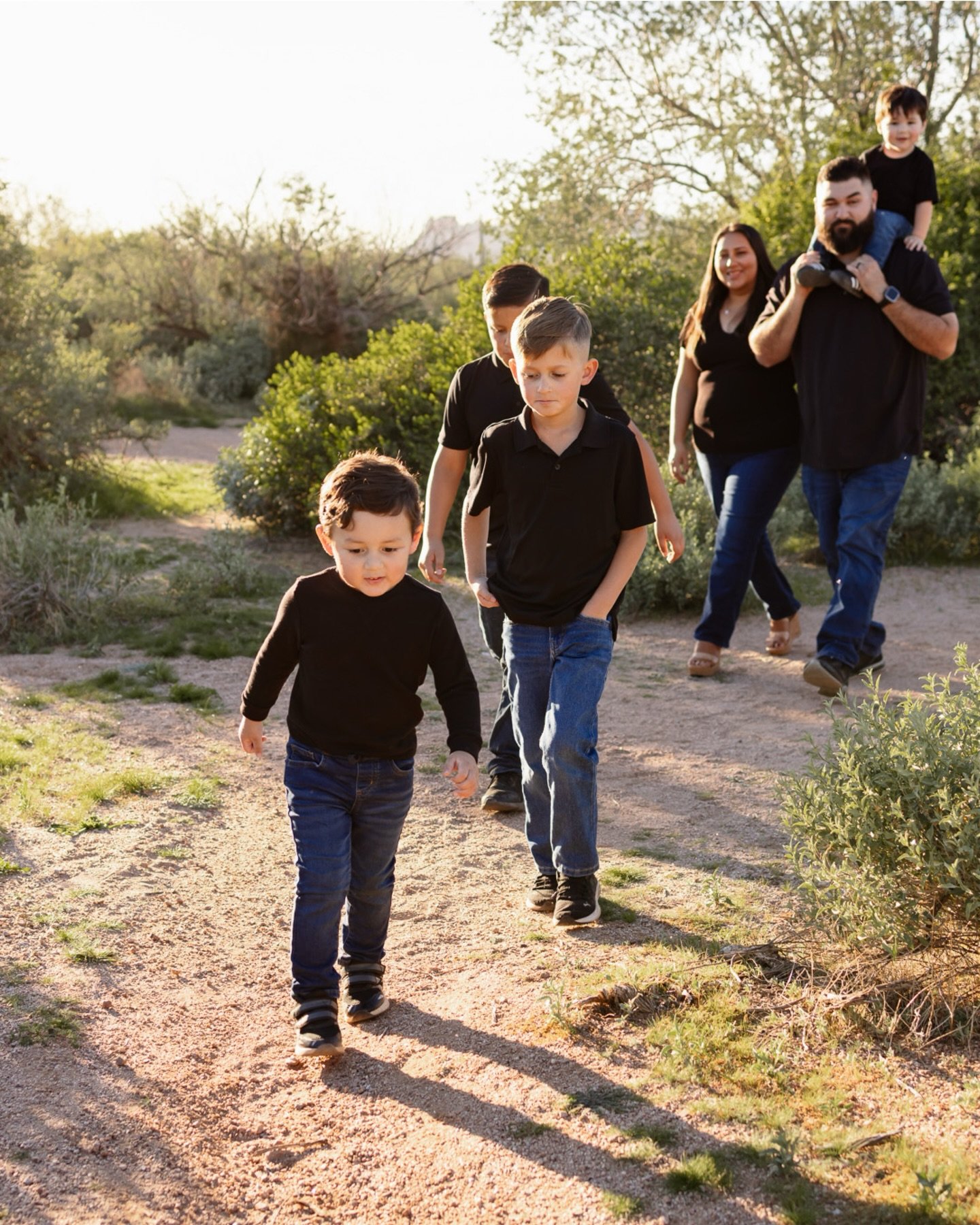 I photographed her session a while back&hellip; and now she came back with more beautiful kids in her arms 🥹 💙
We had the best time in the desert on such a beautiful night. I&rsquo;ll never get tired of watching families grow in front of my lens 📸
