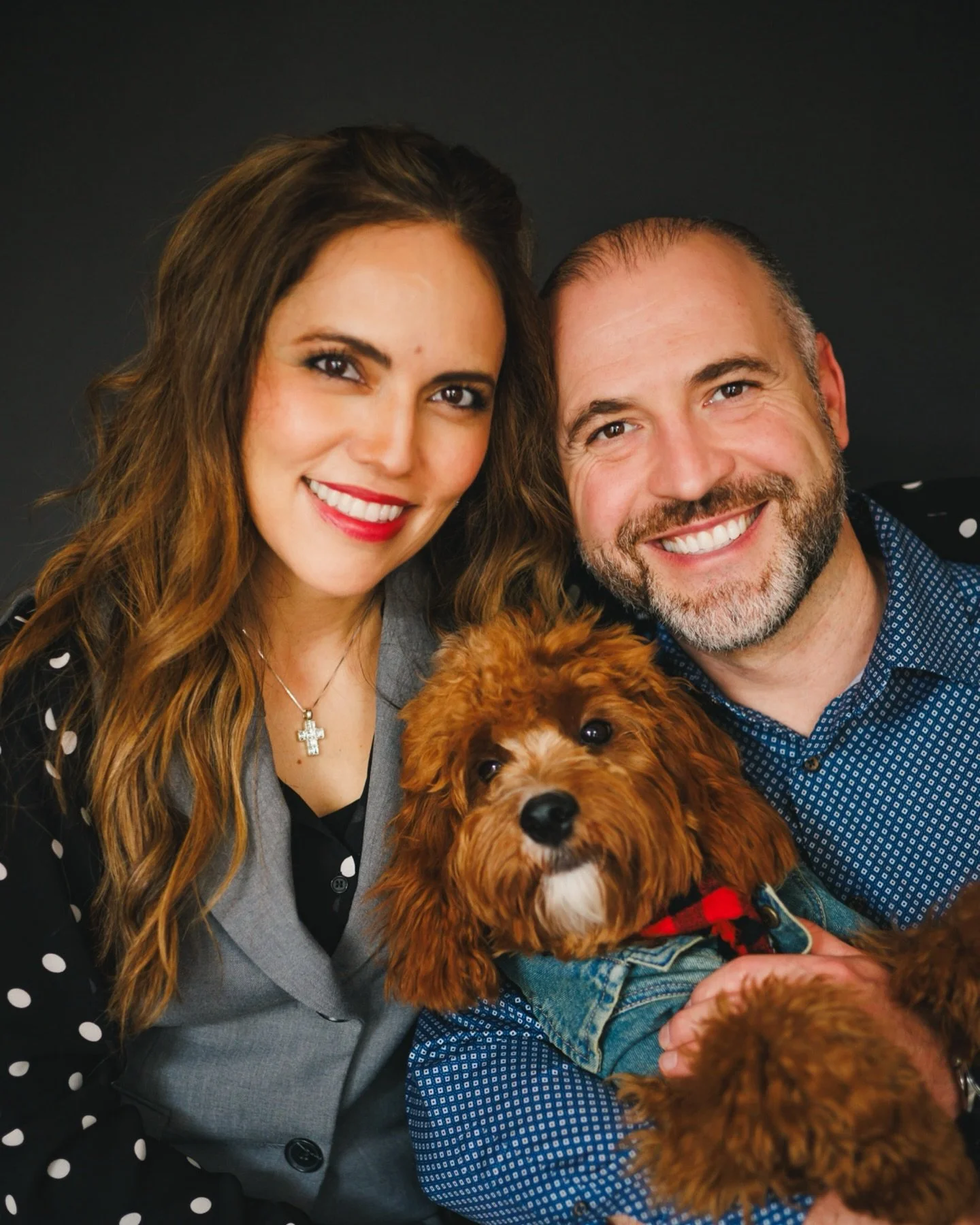 Happy Friday friends! Nothing makes a session more special than capturing the ones who make your family whole including the four-legged ones 🐶🐾❤️
So much love for this studio session with my sister, her husband, and sweet Enzo🤎
He brought the cudd