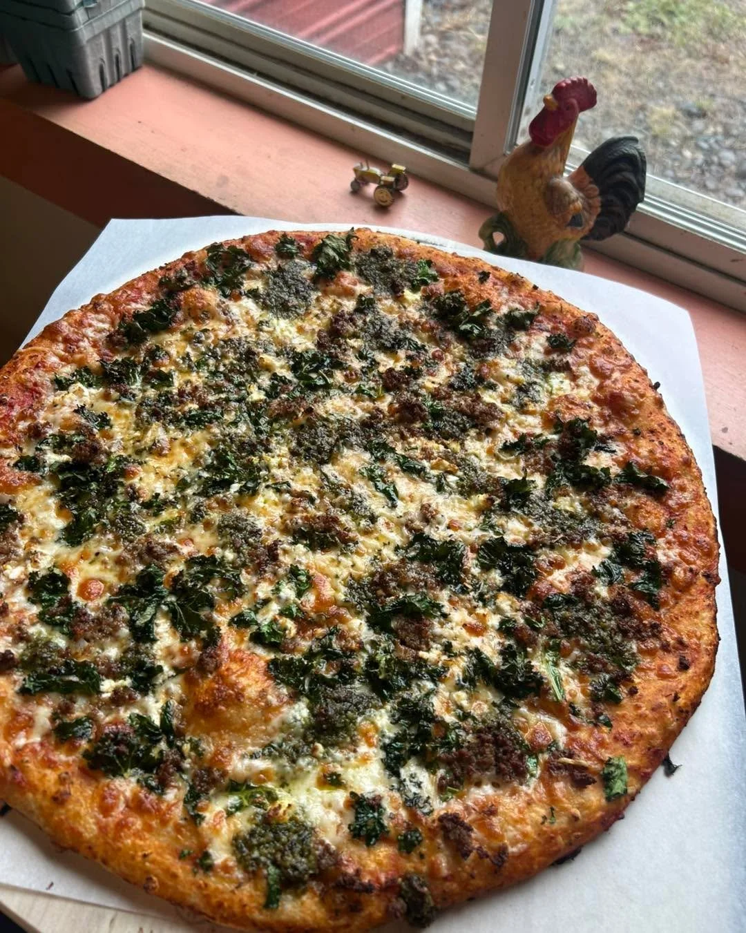 Friday Night = Pizza &amp; Music!🎵 

Our special: Kale-Walnut Pesto, Kale, Sausage, Feta on a Red Sauce base

The music: Pixie Lauer &amp; Davis Foley

Come and hobnob on this grey Spring night!