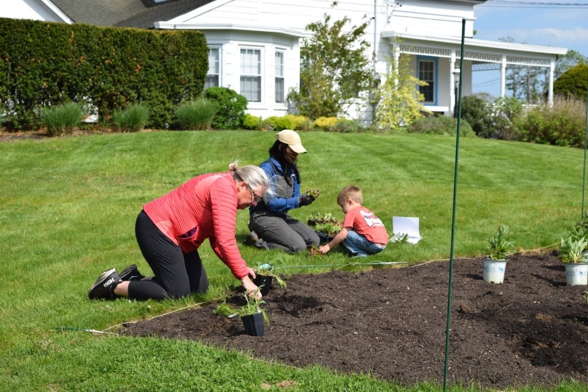 Volunteers on Planting Day