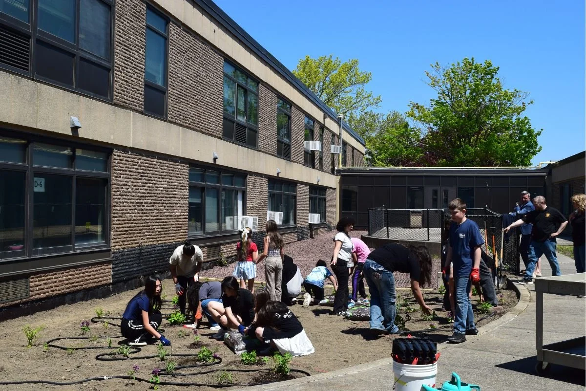 Student Volunteers on Planting Day