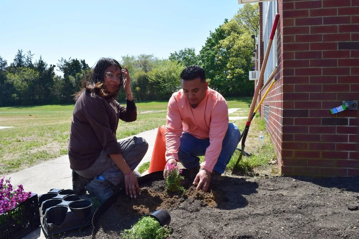 Volunteers Working on Planting Day