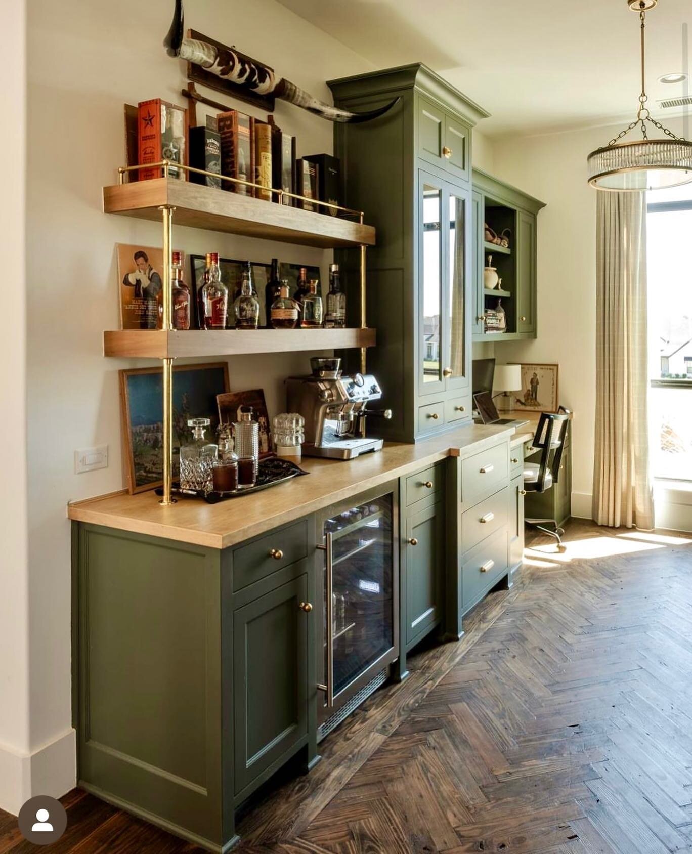 Herringbone Old Texas Pine floors, 3&rdquo;
wide and in a herringbone pattern &mdash; This room is what Beautiful Home dreams are made of! 🤍

design @stellerdesignstudio 
finish @specialtyhardwoods 

🤎 Wood you have these floors? 

📦 Nationwide sh