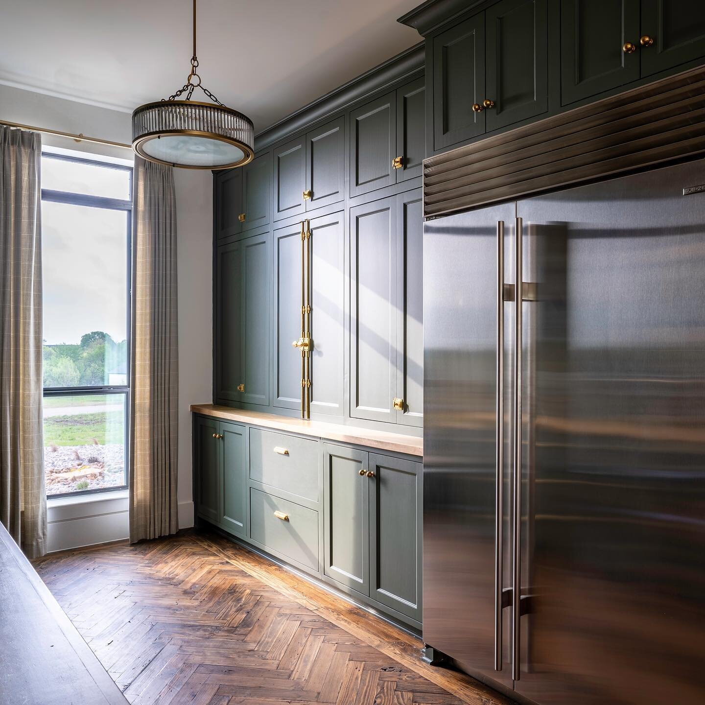 Umm, we&rsquo;re obsessed with this Gorgeous entertaining kitchen with adjacent pantry, refrigerator, storage and workspace! 

We love it when designers and architects spec our products, but when they use them themselves, that&rsquo;s a whole new lev