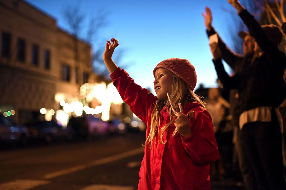 Little girl waving.jpg