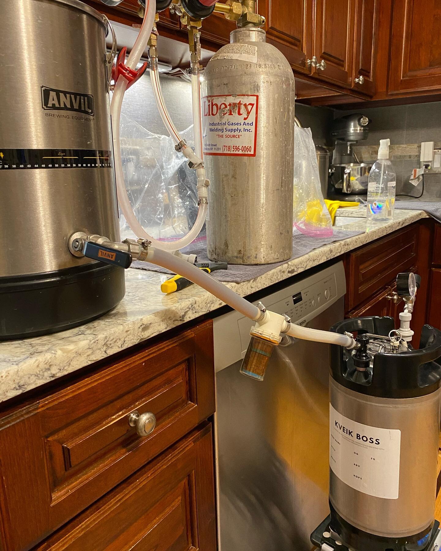 american stout! from 1.054 to 1.014. still dialing in these anvil numbers, but it&rsquo;ll probably still be tasty even though I undershot the gravity @anvilbrewingequipment I wish there were volume markers below the 5 gallon mark on the 10.5 gallon 