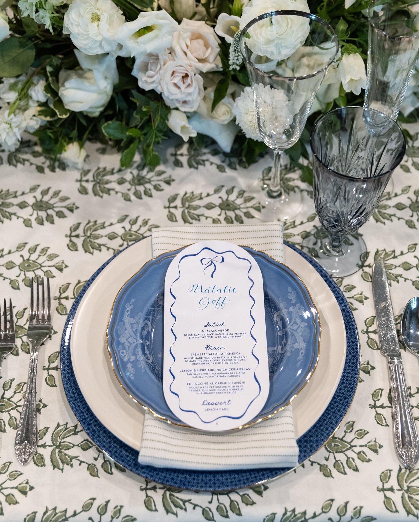 When your place cards are as pretty as they are functional 💙🩵 These wedding menus were adorned with an on-trend bow design, and topped with the guest&rsquo;s name in my custom calligraphy style, doubling them as a place card! Thank you, Nat, for tr