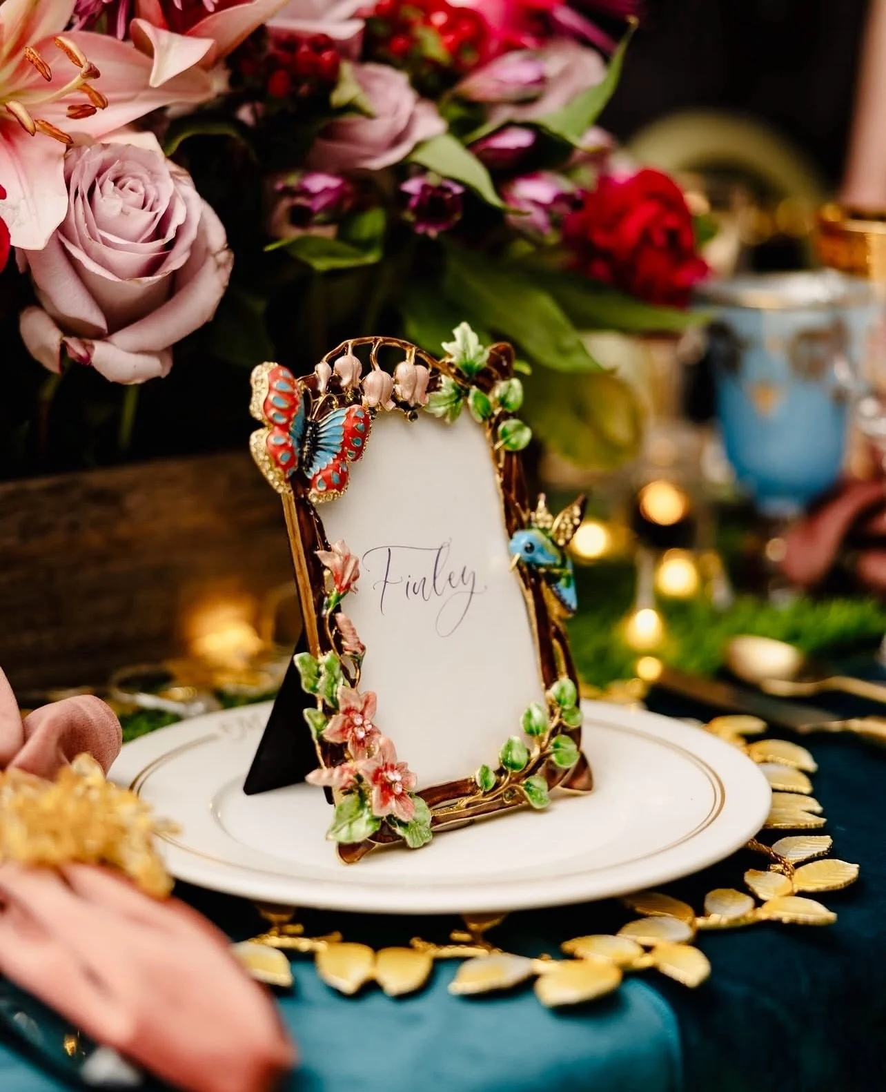 The 3 most insta-worthy tablescapes my place cards have sat with 💐🍽️✍️ 

From Garden Party to Hollywood Glam, these intimate dinners were filled with top tier food, florals, and names in frames! 

Tablescape @bestbite.celebrations 
Place card calli