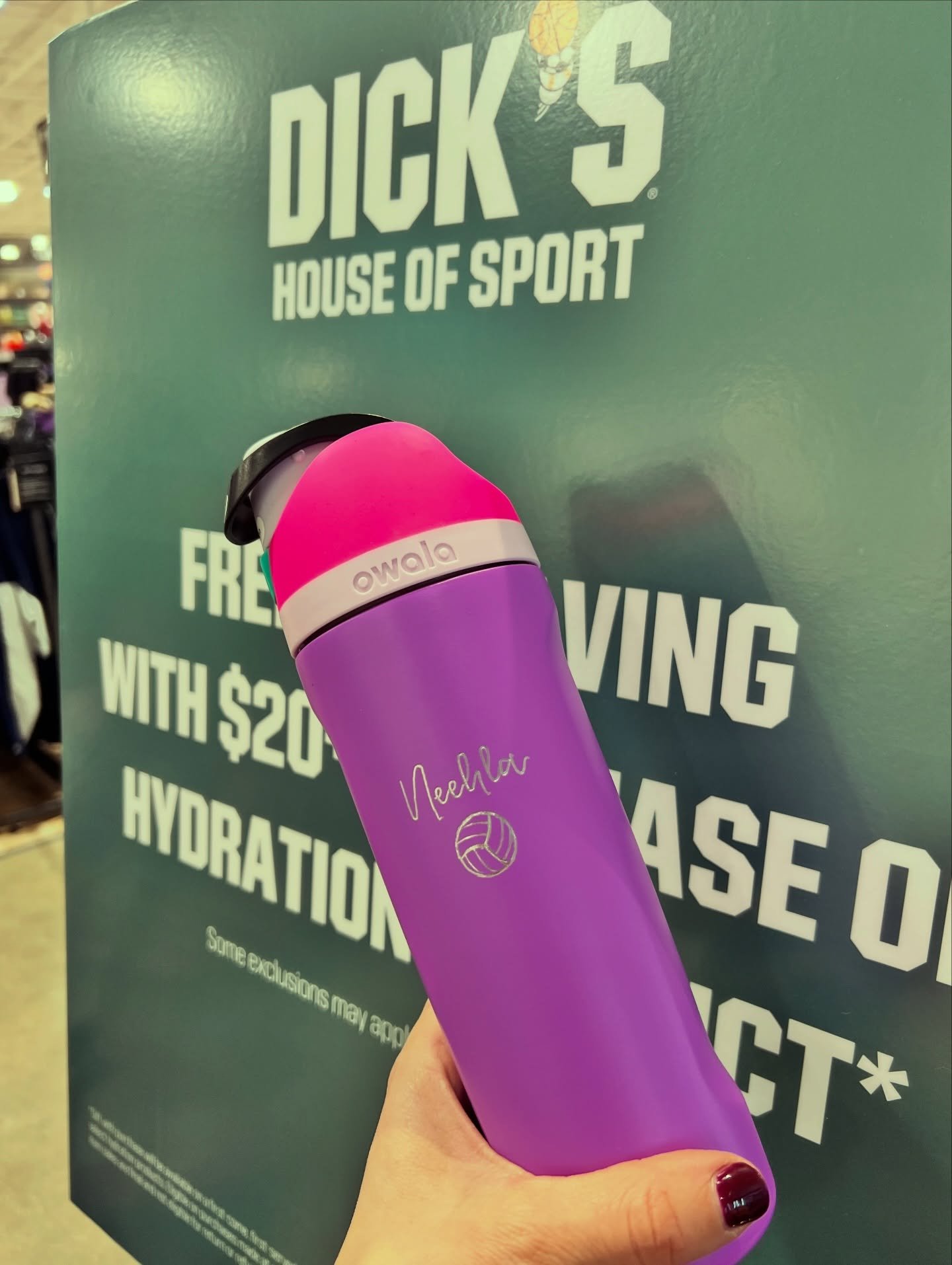 Personalized tumblers&mdash;an everyday essential made ✨meaningful✨ with on-site engraving at the new @dickshouseofsport in Dallas 🏈⚾️🏀 

Of all the live personalization events that I do, this one was for sure the most universally crowd-pleasing. W