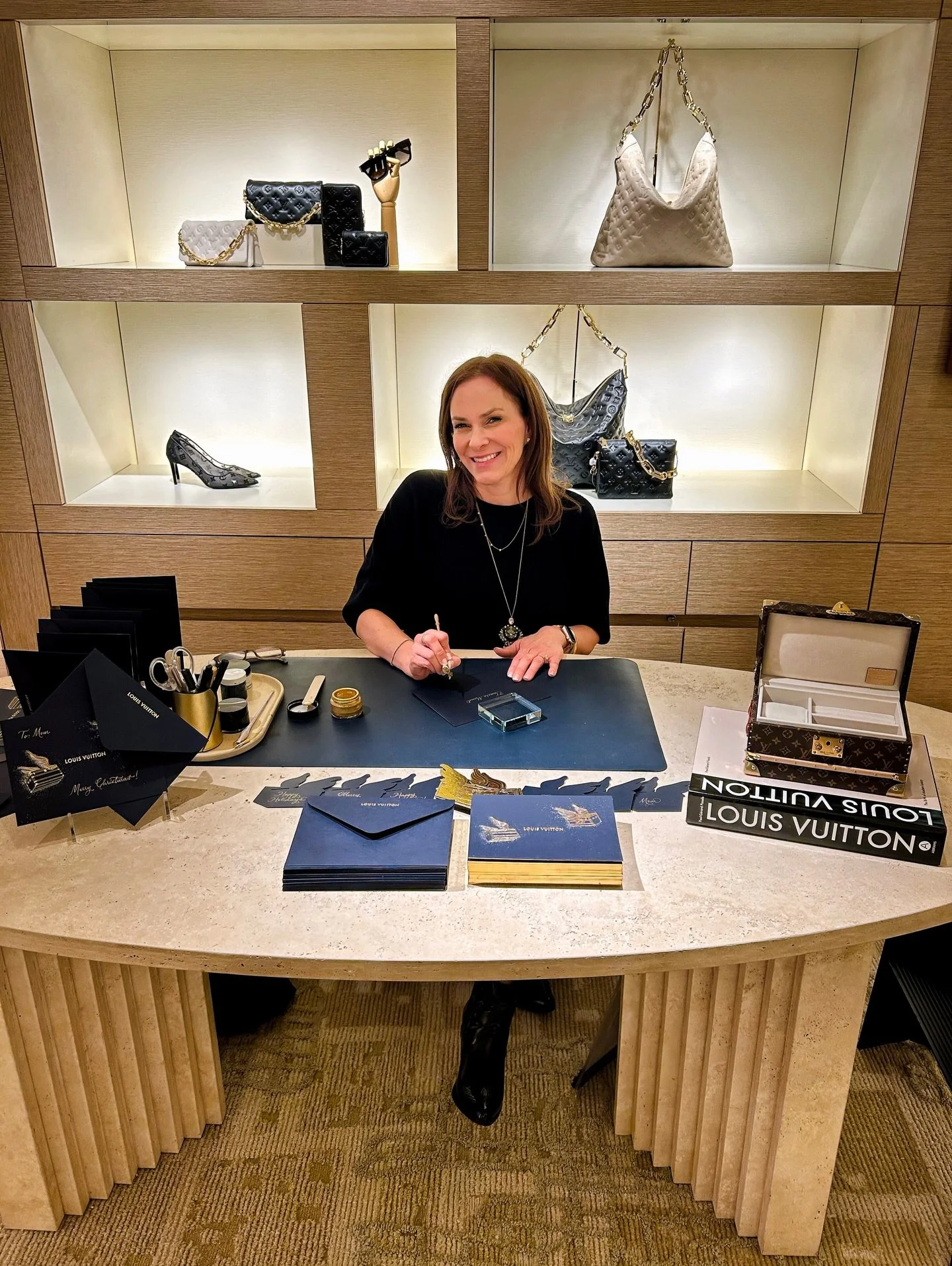 Live calligraphy at @louisvuitton Part I: Plano &amp; Ft. Worth 👜

Creating hand-lettered art, to be gifted alongside these handbags&mdash;which, let&rsquo;s get serious, are a work of art as well(!)&mdash;is the best gift of all 🎁

It is truly an 