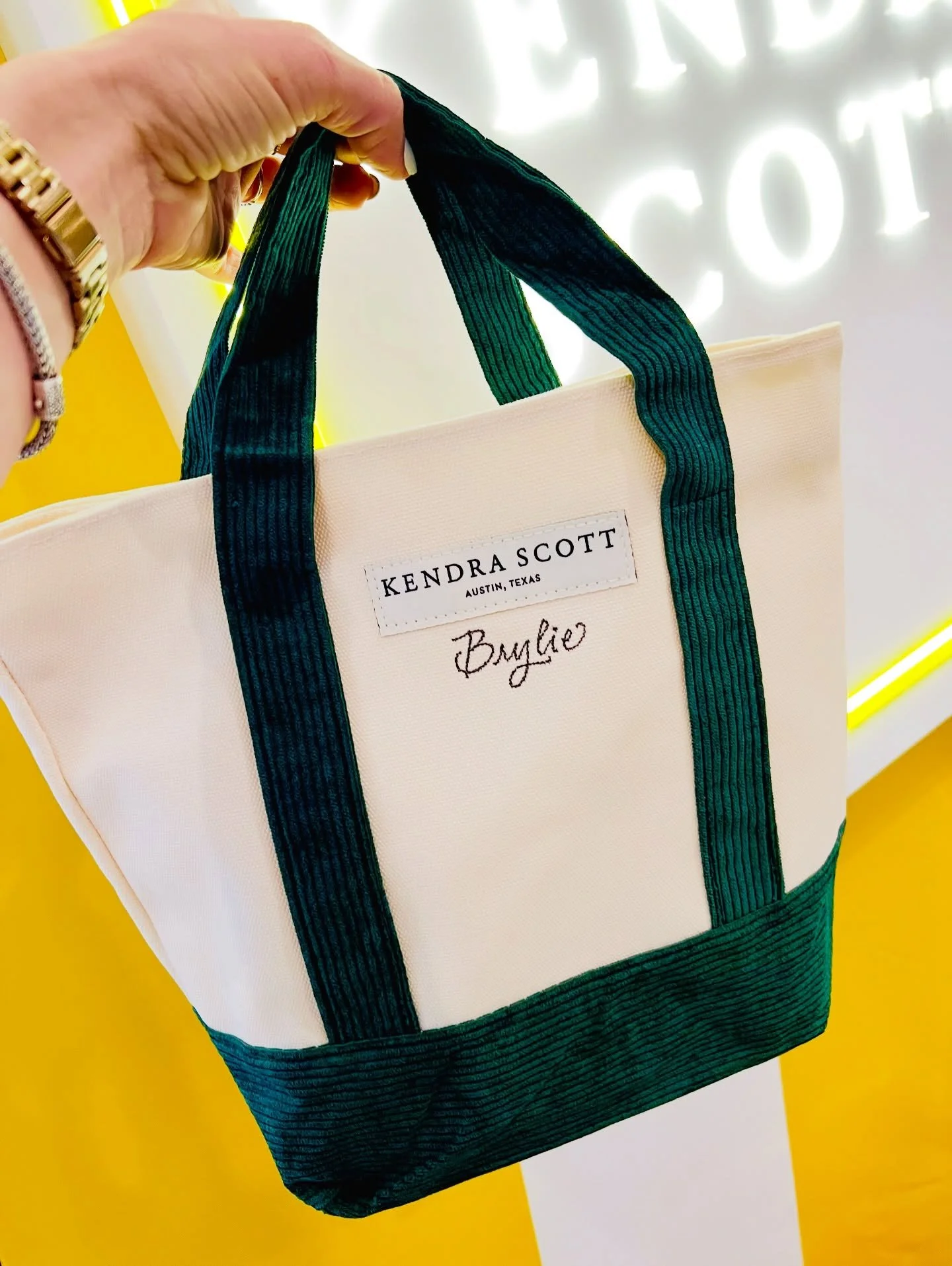 Personalized canvas totes for @kendrascott ✍️✨👜

My very FIRST live calligraphy event gig&mdash;years ago&mdash;was personalizing canvas bags. Also, for a reputable jewelry brand. It was so fun to do again with a lot more expertise this time around!