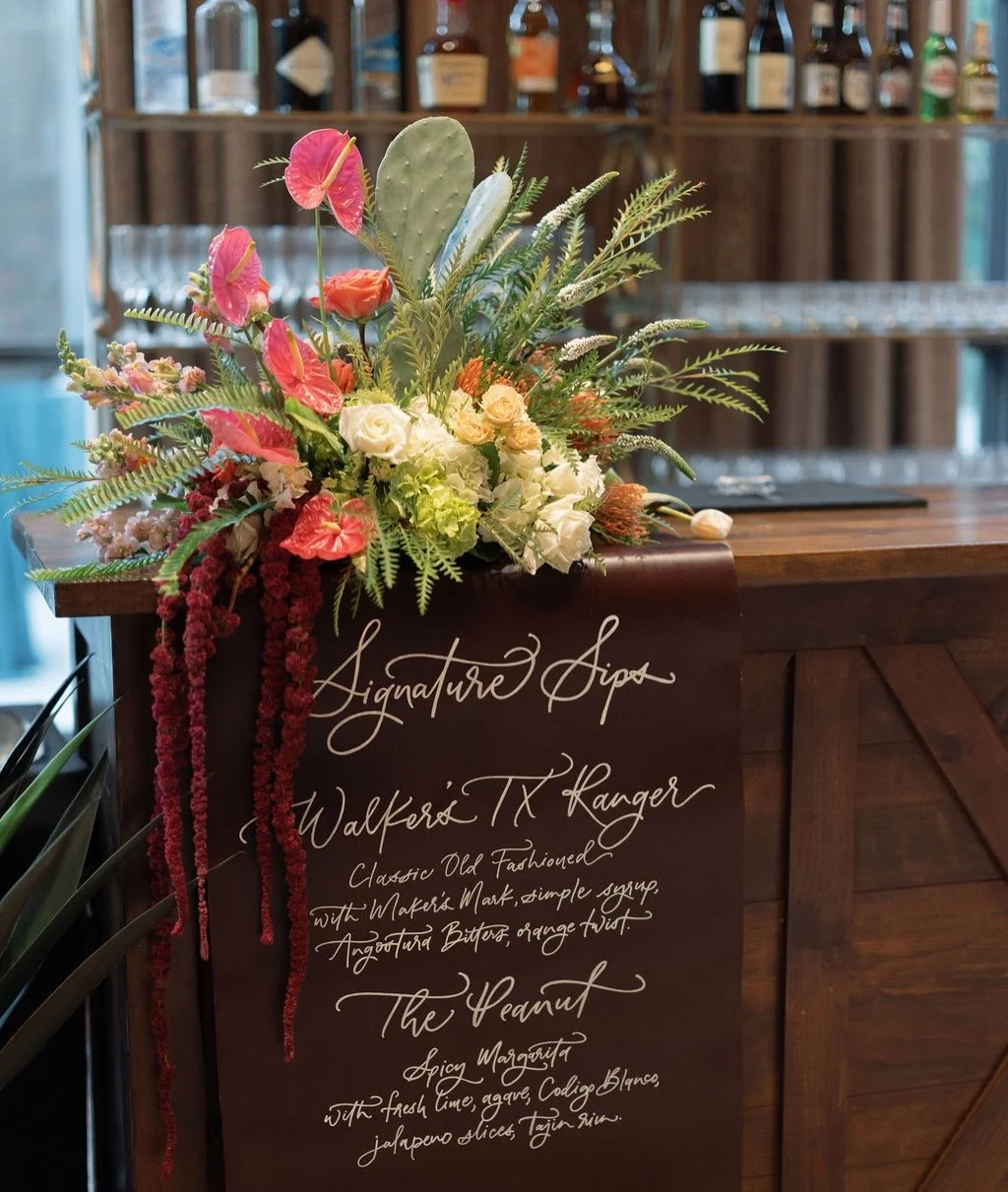 Proof that a western doesn&rsquo;t have to be rustic 🤠

This modern western party was all about the details.
To elevate the western theme, we focused on unexpected, tactile elements:
🥃 Signature cocktails hand-lettered on genuine leather, draped ov