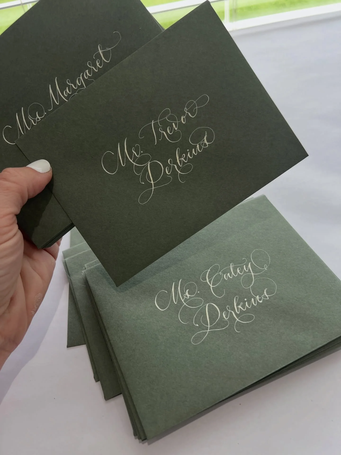 Swipe to see the set-up! 💌 Postcards as wedding seating assignments, tucked inside my hand-calligraphy envelopes.
Part keepsake, part design moment, all heart 🤍

Wedding planner: @afteryes 

#WeddingEscortWall #WeddingDetails #CalligraphyDesign #We