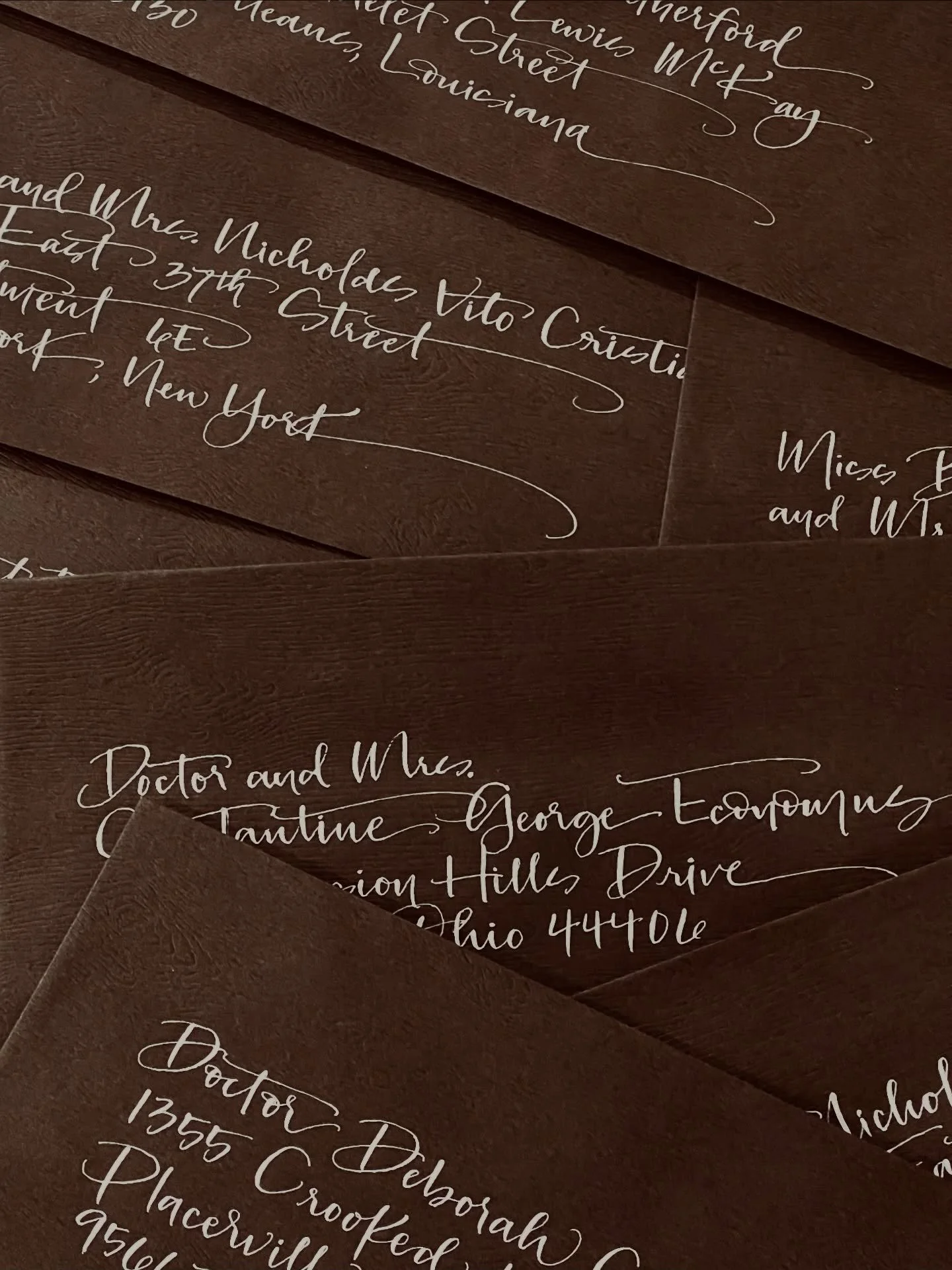 Proof that beautiful mail gets noticed&hellip; ✉️

Funky calligraphy on wood grain envelopes for a @magnoliaboonepaperie save-the-date invitation 🤎

One mother of the bride loved them so much, that she reached out and ordered calligraphy envelopes f