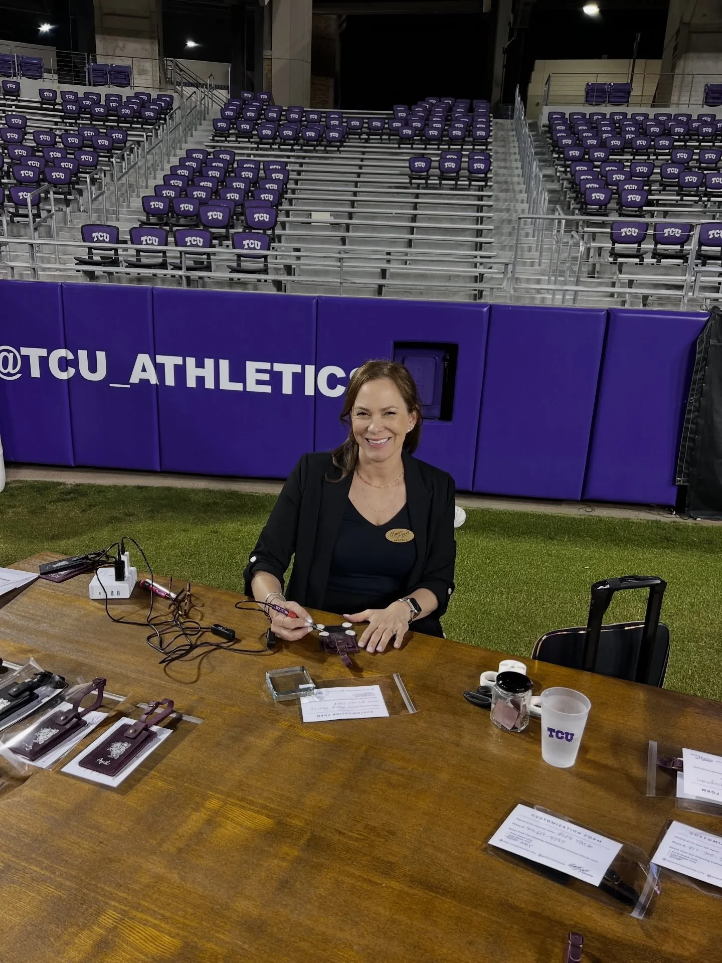 Traded my studio for the TCU football field last night 🏈✍️Personalizing gifts for some of the school&rsquo;s biggest athletic donors. The Horned Frogs donor celebration was a perfect opportunity to make those guests feel extra special!

Here are a f
