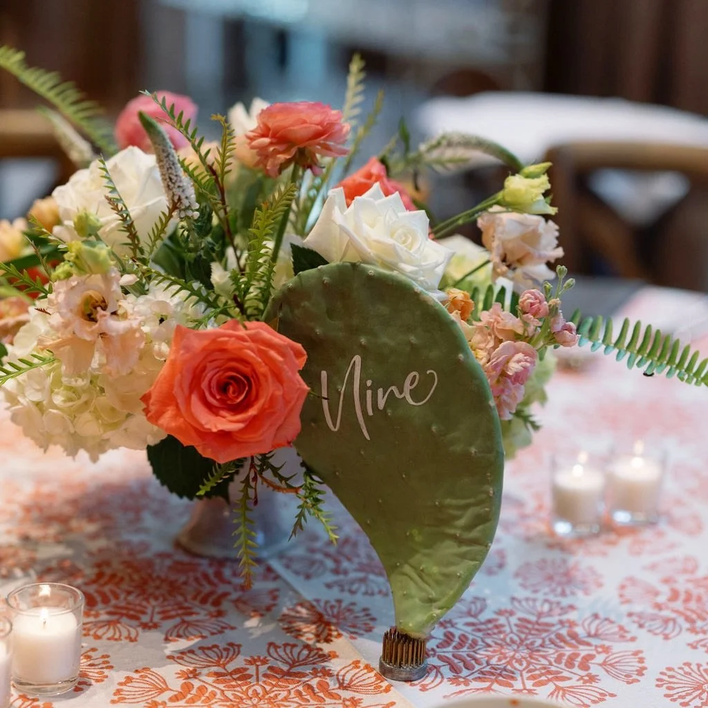 Wedding table faves ✍️🌸🧩 Hand calligraphy is only a piece of the puzzle, but it&rsquo;s the piece that makes the table decor the most memorable. Since it&rsquo;s peak wedding season, sharing a few of my faves!

Place cards, unique wedding calligrap