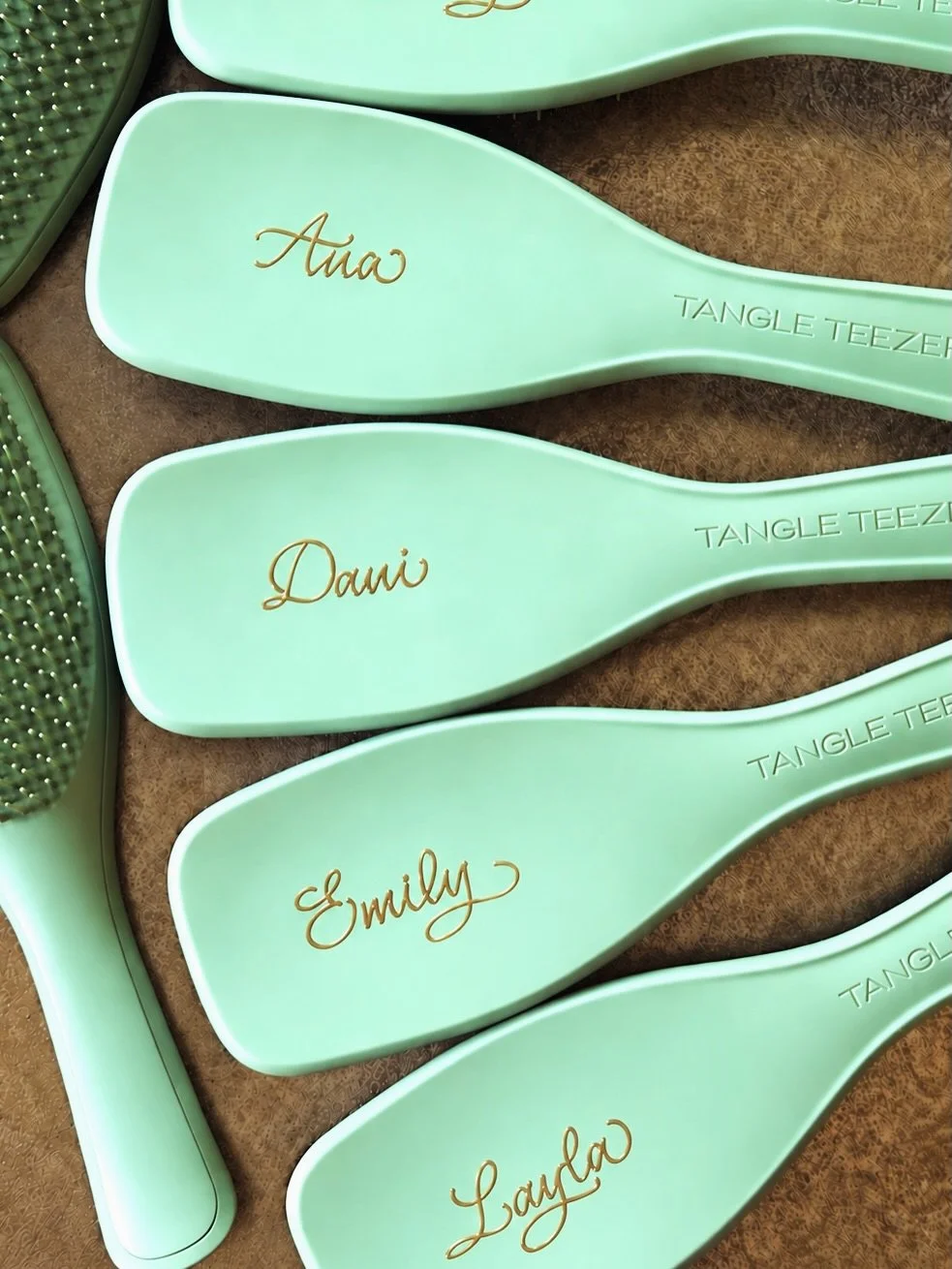 Beauty brands love personalization, too! For @diviofficial @111skin and @tartecosmetics 

✨personalized hair brushes, painted in gold calligraphy for Divi 

✨engraving on 111skin products, used as place cards for their influencer dinner in Dallas

✨a