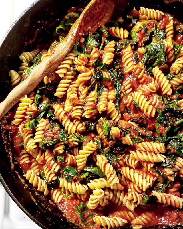 Spiral @eatbanza is on very regular rotation in our house because: 1) any shape of Banza pasta is delish, 2) it's nutritious and versatile, 3) Costco sells big boxes of the spirals at a great price. Love wilting tons of greens - a mix of spinach and 