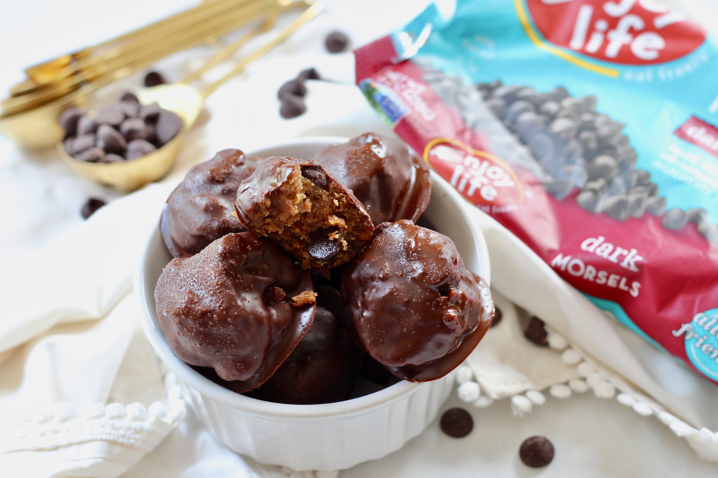 Chocolate Chip Cookie Dough No-Bake Protein Bites