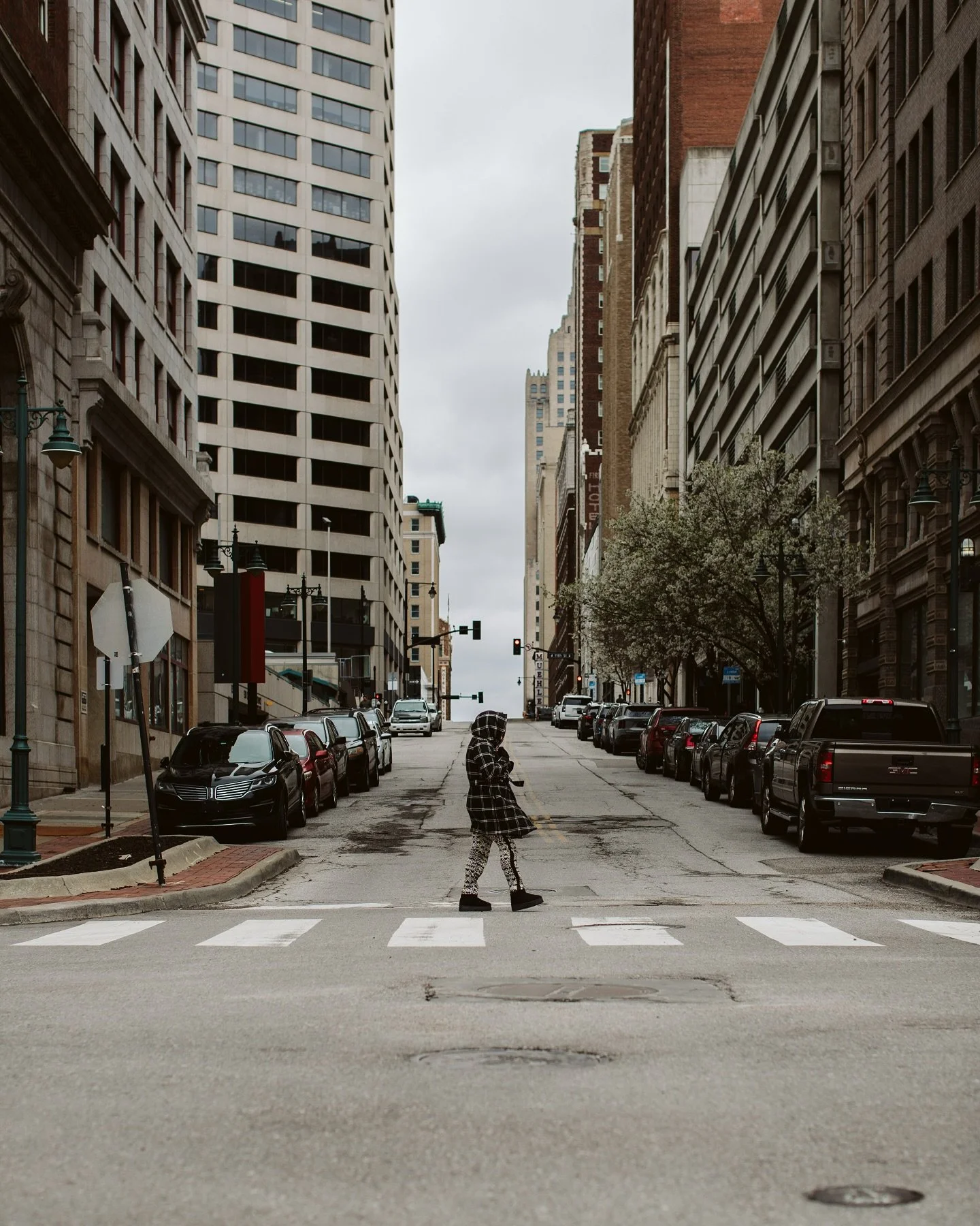 Waited for anyone to walk by for this shot and I thought this encapsulated how cold it was this dreary KC morning.
.
.
.
#latergram #createandcultivate #createexplorediscover #createveryday #ig_creative #practiceyourcraft #practicepracticepractice #s