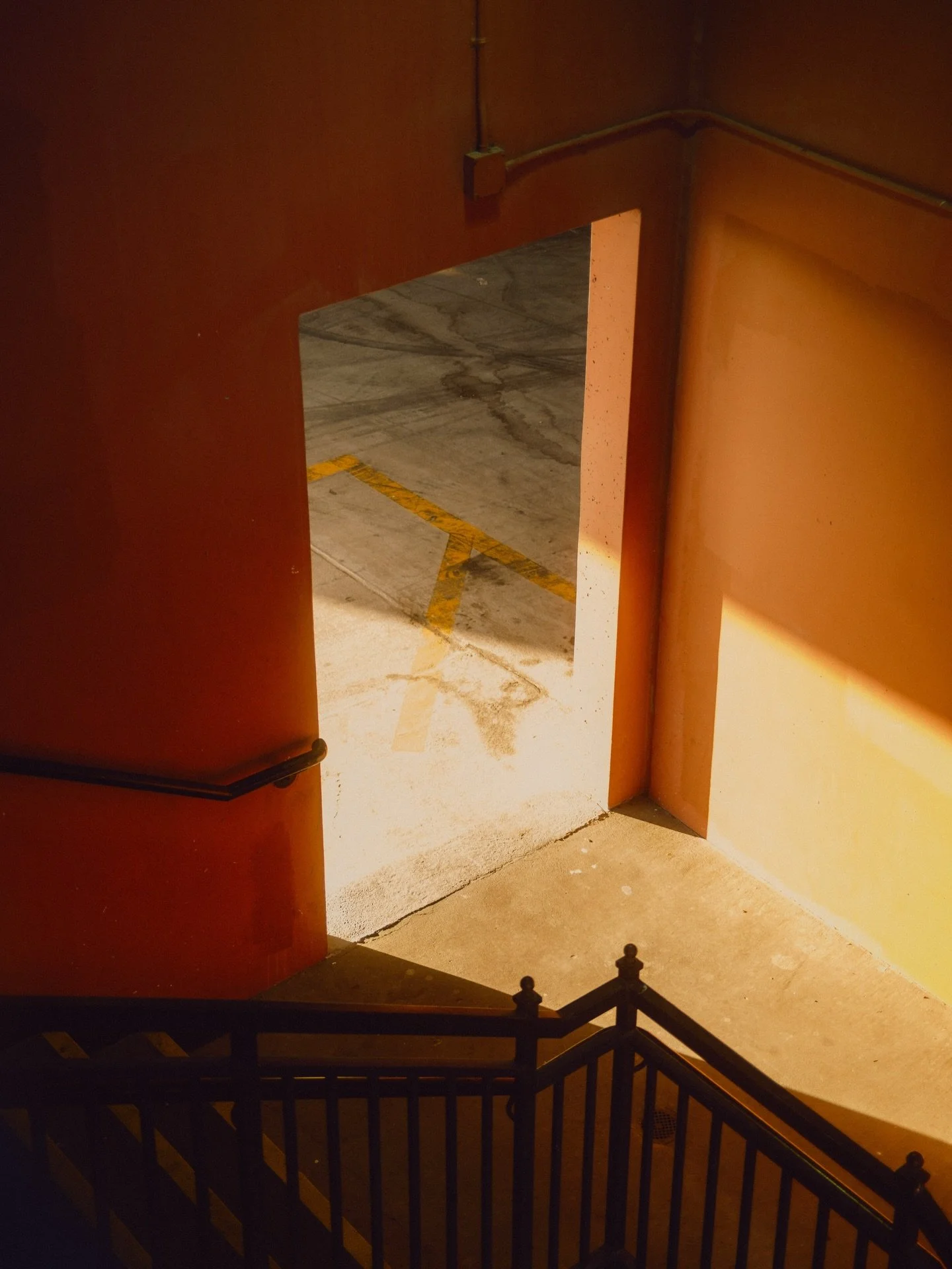 Went out around sunset last night to snap some photos. Just want to keep practicing and getting better.
.
.
.
#fujiframes #urban_shots #urbanphotos #x100vi #createdtocreate