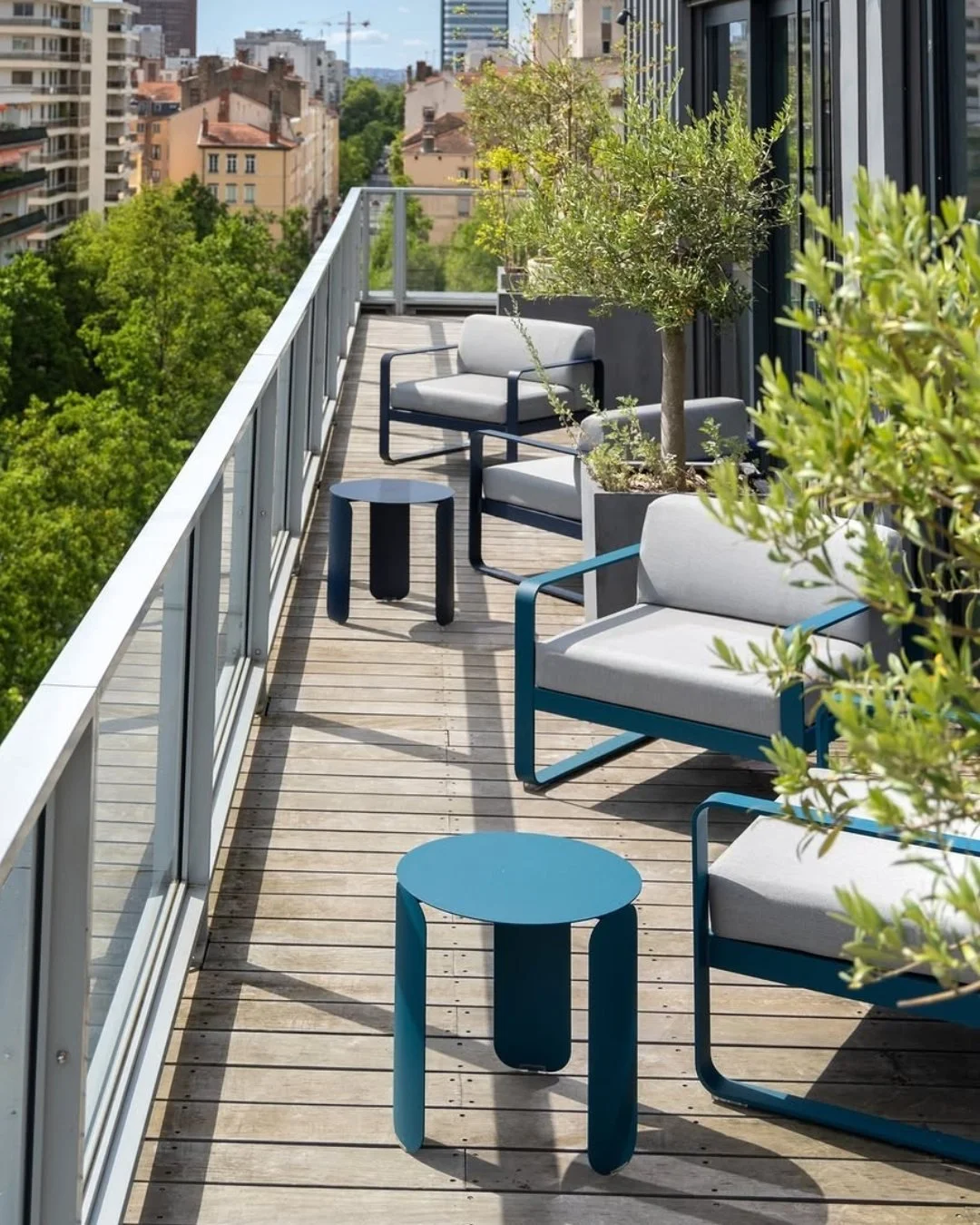 A little fresh air, a great view, and a comfortable place to enjoy both. 🌿☀️

Loving this rooftop setup featuring FermobUSA's Bellevie lounge chairs and Bebop side tables. Proof that even a narrow terrace can be a pretty fabulous retreat!

#INFINITY