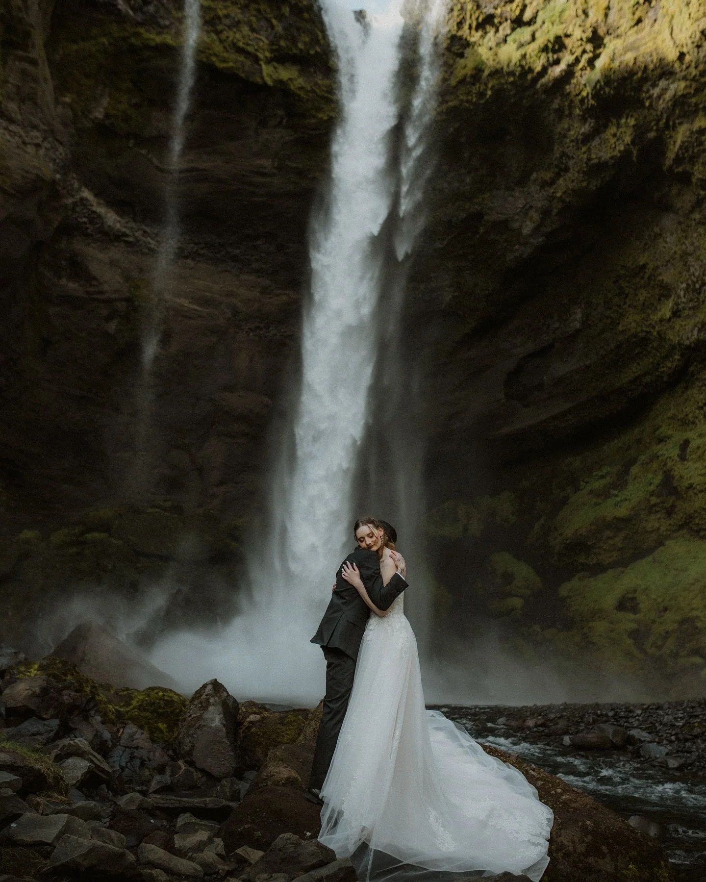 The two birds are paid actors!

Seriously what an incredible sign that was to capture 2 birds in the frame, twice! It was not photoshopped and it&rsquo;s not a composite, these are real images ☺️ We had a beautiful symbolic wedding ceremony at Kvernu