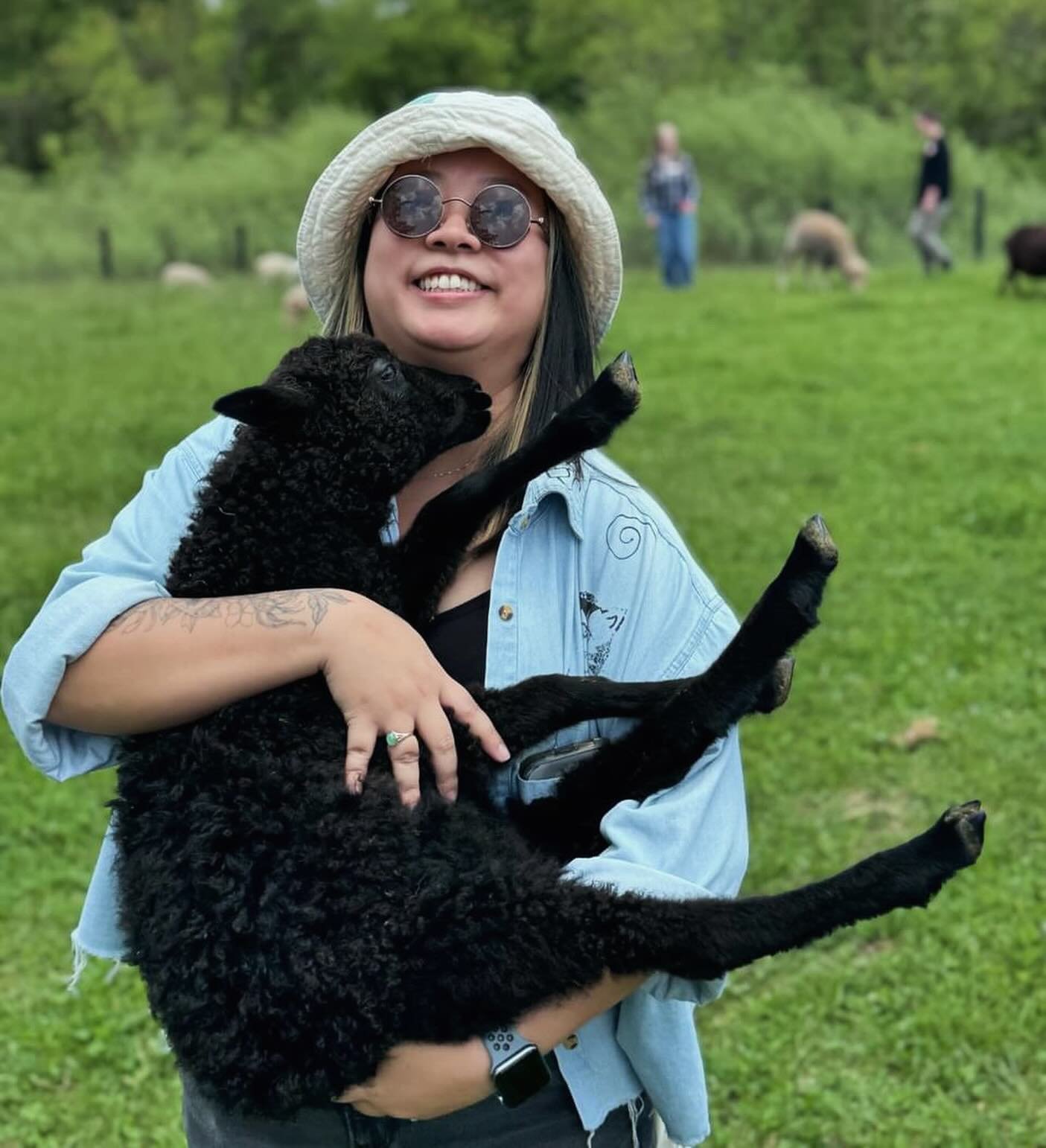 I held a lamb today and it was magical. The snuggles were so precious 🥹 Thank you @fiberclubdetroit for organizing this field trip to @mitchellwoolco! I&rsquo;m a huge fan of processes and learning how things are made.  Sherry welcomed us onto the f