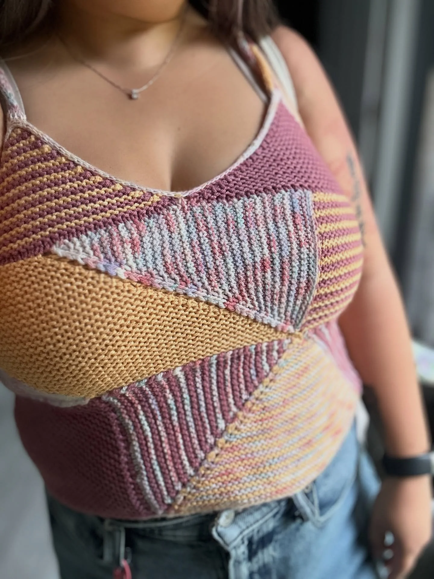 A little moment for this knit! A patchwork tank made from my home sweet home knit formula. 🥰 Made with yarn from a dyer who is no longer active. What else can I say about this top&hellip;? This is actually my first time wearing it out since&hellip; 