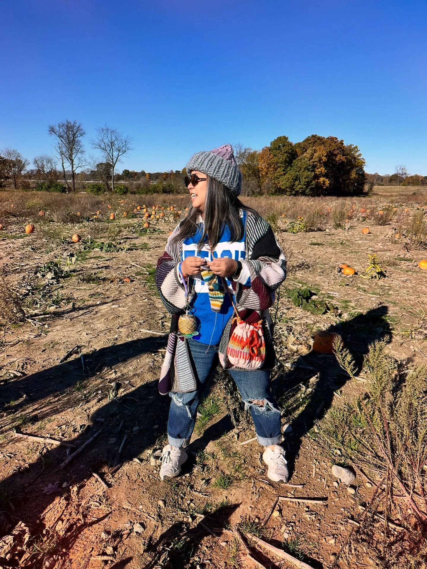 A little trip to a pumpkin patch in all the knits. 🎃🍁Maybe a bit too late in the season but we still found a great pumpkin to carve and make roasted pumpkin seeds. Now, with my very own @lemonwood.love X @superglo.fiber yarn holder, I can knit sock