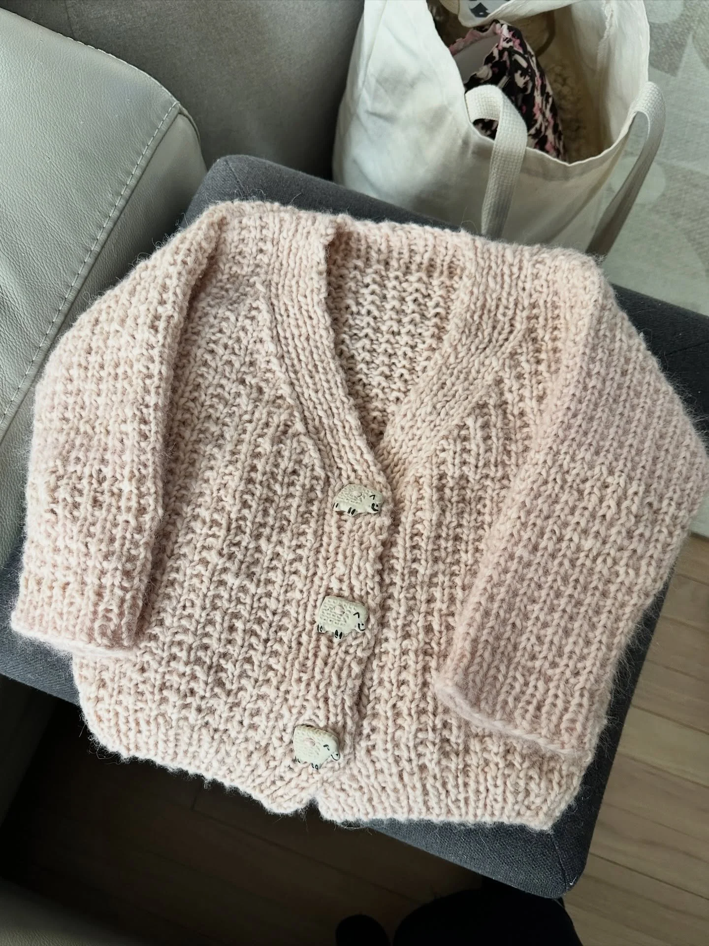 My cutie niece is a style icon already. I knit this self-drafted cardigan for her when she was around 1 yo and she fit in it until age 3 yo. So I reknit the cardigan so she could keep wearing it! I frogged the old one made with 2 skeins of @camelliaf