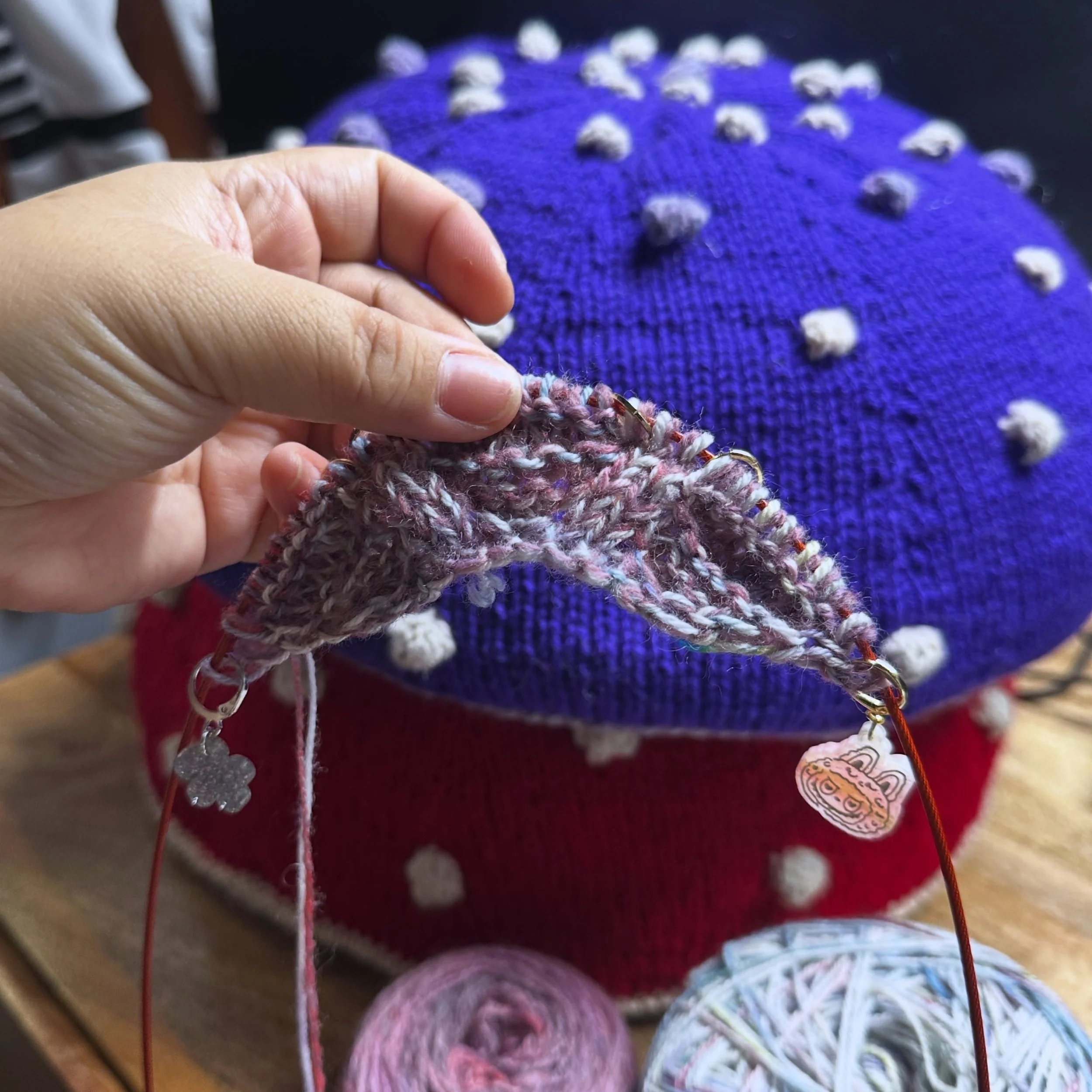 Cast-on day for TT Scrap A Long, hosted by @toqu.tigu and I (me)! This is how much I got done during our one hour long cast-on party on Discord. I casted on the #CenterPointPopover by @toqu.tigu in all stash, holding fingering weight yarn together. I