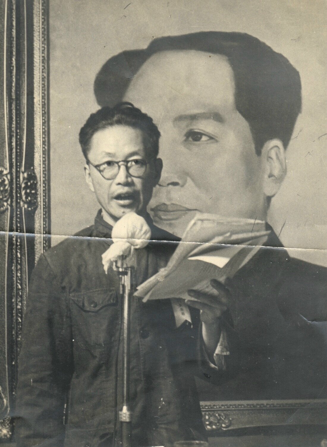  Wu Xiaoqing’s father, Wu Tianshi, speaking in front of a portrait of Chairman Mao @1955. 