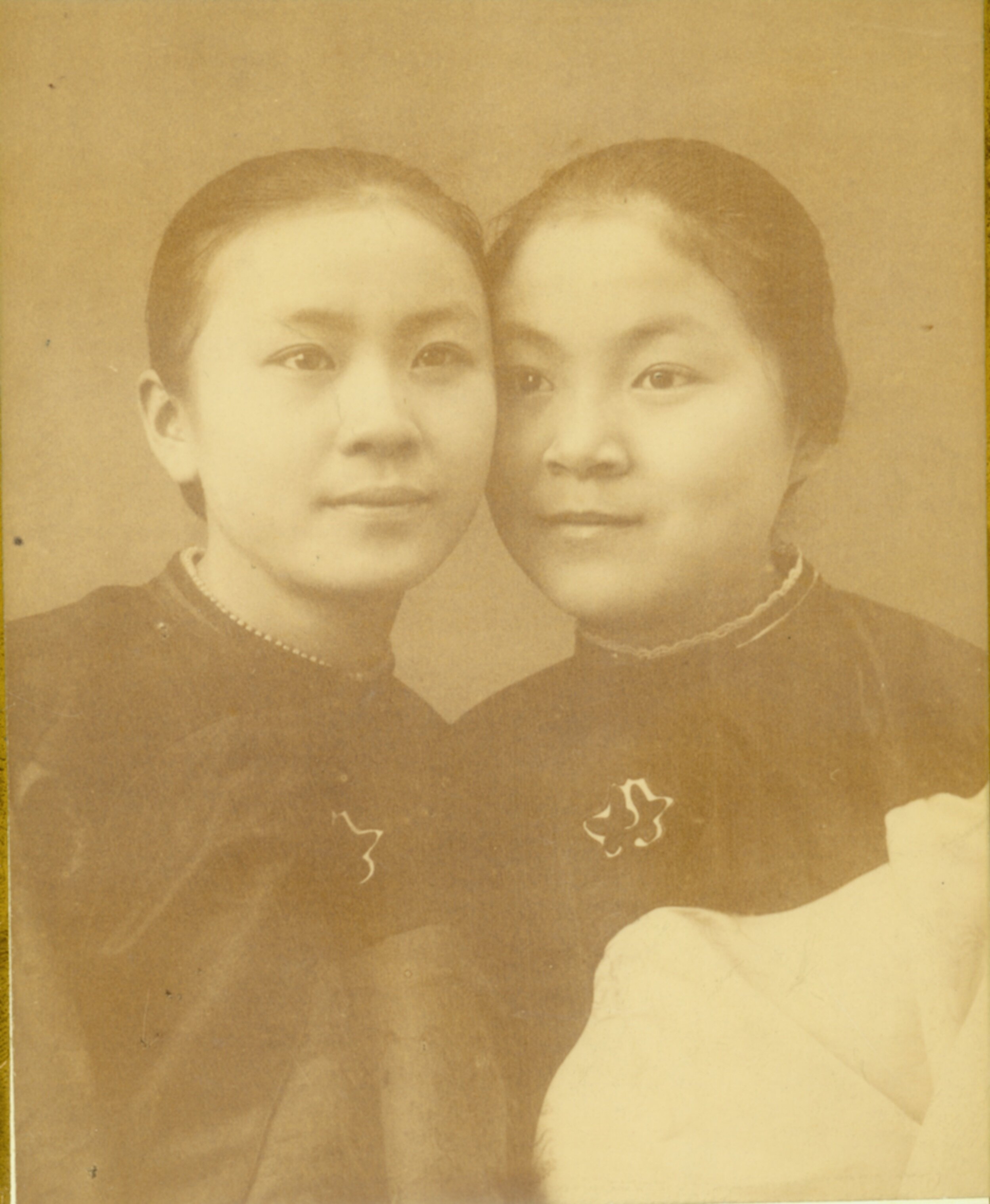  Medical missionaries Ida Kahn and Mary Stone brought Western medicine to China and also battled their Western missionary counterparts to treat their Chinese colleagues equitably.  
