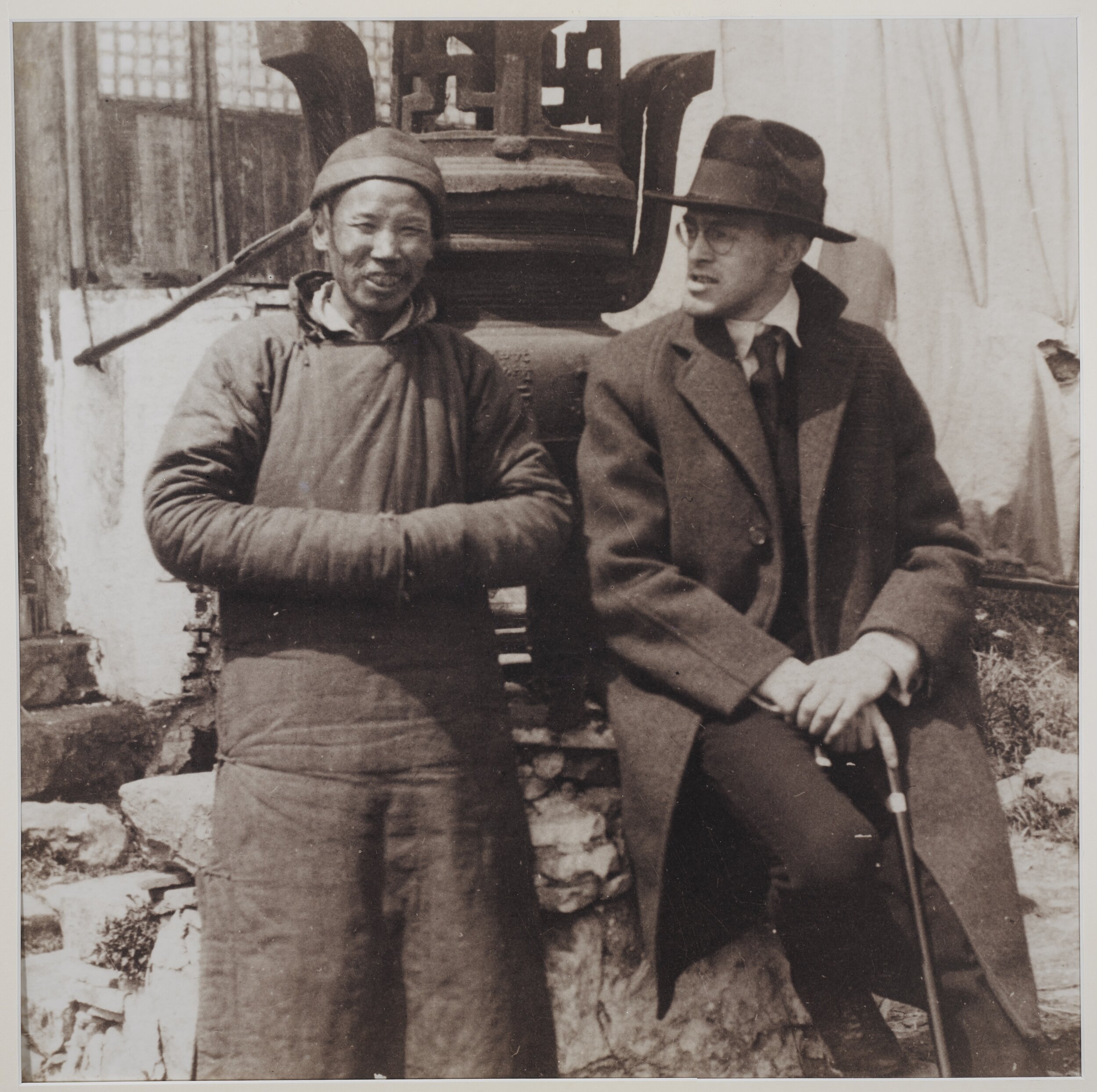  The idea of the China market transfixed Americans, such as CV Starr, who sold insurance to Chinese in the 1900s. Here’s Starr with a Chinese client in the early 1900s. 