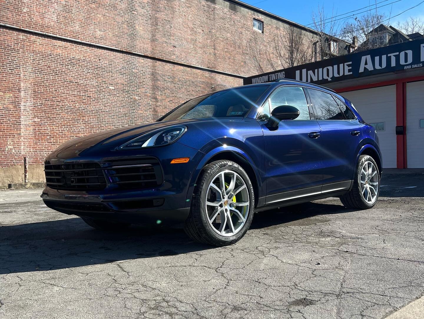 Another @kpmfvinyl iridescent..this time on a nicely spec&rsquo;d Cayenne E-Hybrid. #porsche #porschecayenne #uniqueautofinishing