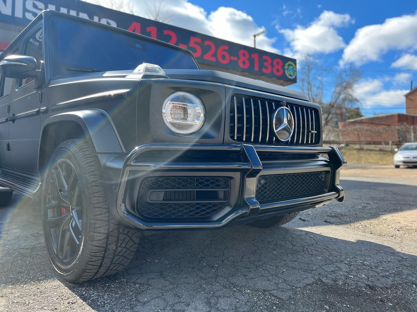 Added another @kpmfvinyl matte perfect black to the list for @chukss This time on this super well spec&rsquo;d @mercedesamg G63.
#mercedes#amgg63