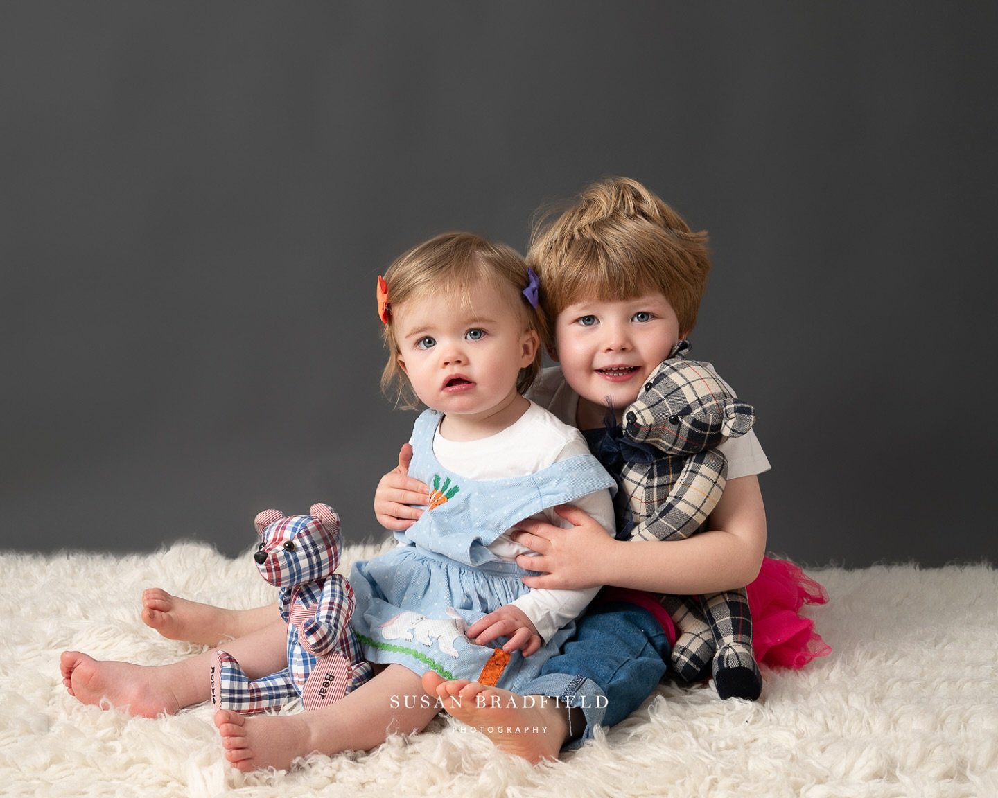 💕💕Side by side, 4 little friends 💙💙 Clementine and Hunter&rsquo;s teddies are made with fabric from their late grandpa&rsquo;s clothing so he is always close to their hearts. 💙.
.
.
.
Number 1 Maternity Photographer Melbourne 2024, family and ne