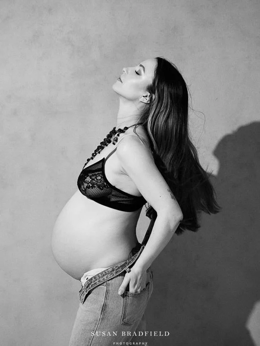 Almost ready for babies number 4 AND 5&hellip; Maisie rocks her maternity shoot&hellip;.I mean who looks this good when they are pregnant&hellip;and with with twins 🔥 
Playing around with different shadows and light today to capture these in the stu
