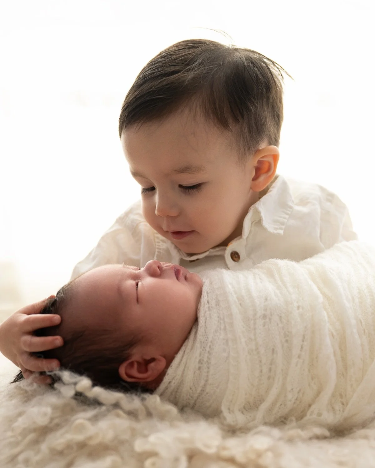Sibling and family photos in a newborn shoot can cause some anxiety for parents. Siblings can sometimes be tricky with a new little human in their world &hellip; plus, toddlers especially aren&rsquo;t the best at following instructions and have limit