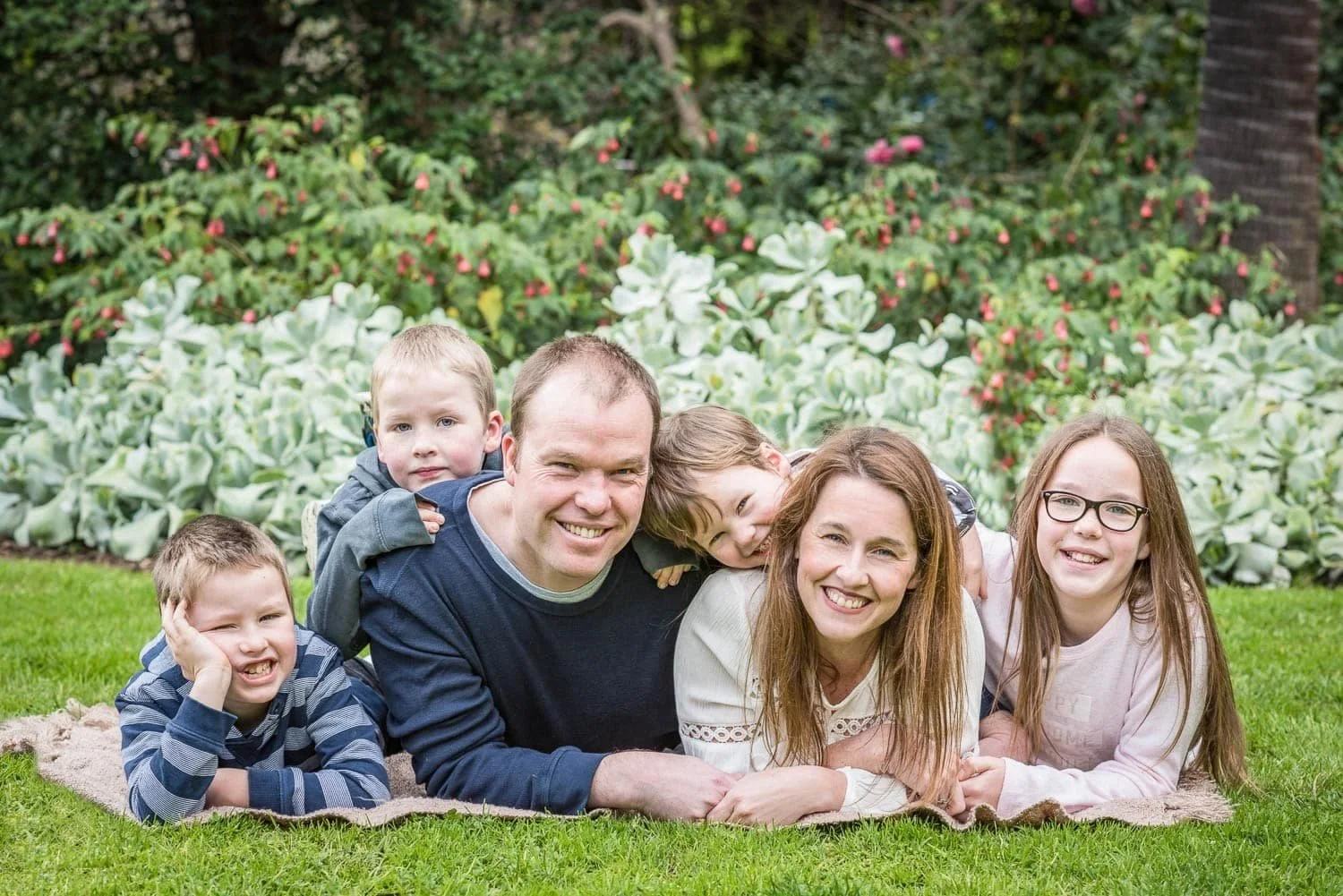 Susan+Bradfield+Photography%2C+family+of+six+posing+in+Mlebourne+gardens_compressed.jpg