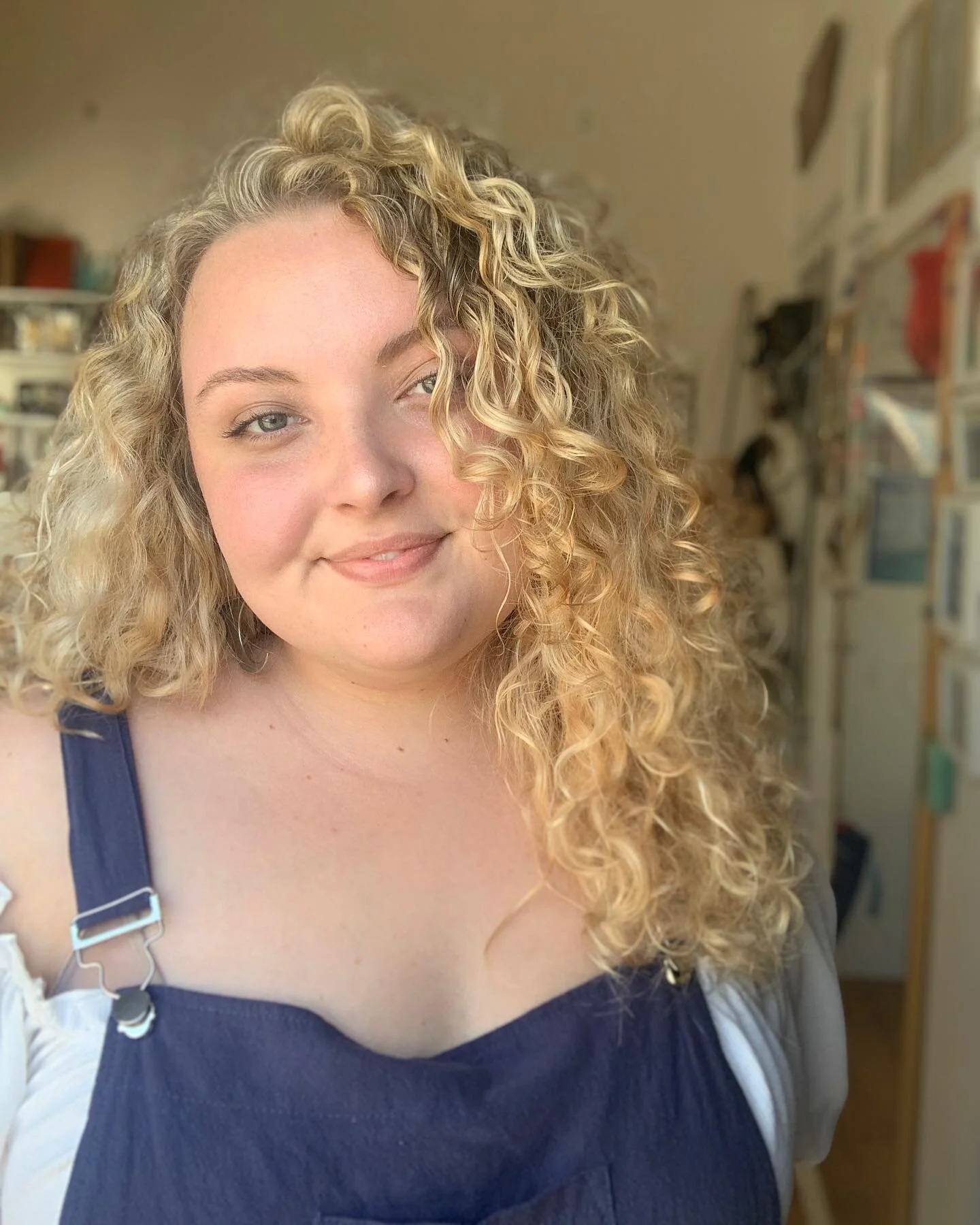 Golden blonde for the first time since I was a kid. When I started highlighting my hair in college, I usually went for a more neutral/cool tone. A weird but welcome change! ✨✨✨ (also have finally reached the level of lightness I wanted after going re