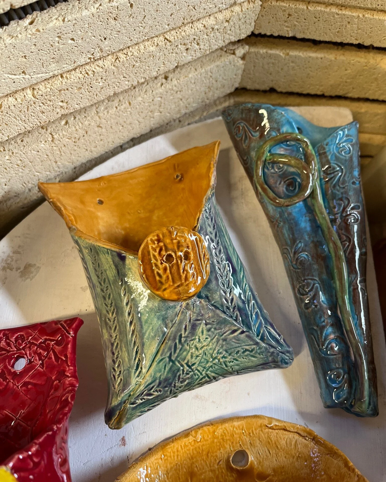 Wall pockets are out of the kiln and looking phenomenal! 

Students: check your email for pick up details, we're open all weekend!