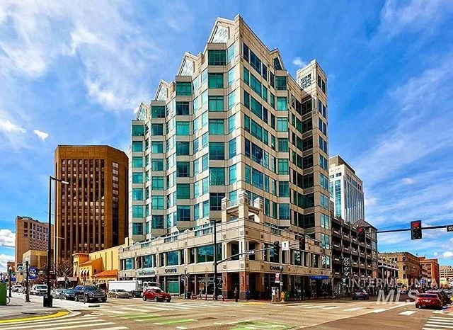 This 7th floor condo in the heart of Boise sports not 1, but 2 balcony's to enjoy views from. Take your secured elevator to the street and grab a bite to eat just moments away.
.
199 N Capitol Blvd, Unit 706, Boise, ID 83702
$525,000
SqFt: 1085
Bed: 