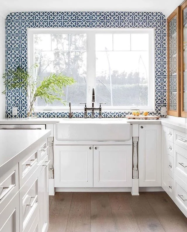 Have you heard the word? #moroccantile #backsplash is in and daaaamn does it look good!!! 😍😍 It's just so pretty!😭
.
.
.
.
#kitchendesign #kitchenbacksplash #interiors #kitchentiles #kitcheninspo #interiorstyling #interiordesign #patternedtiles #h