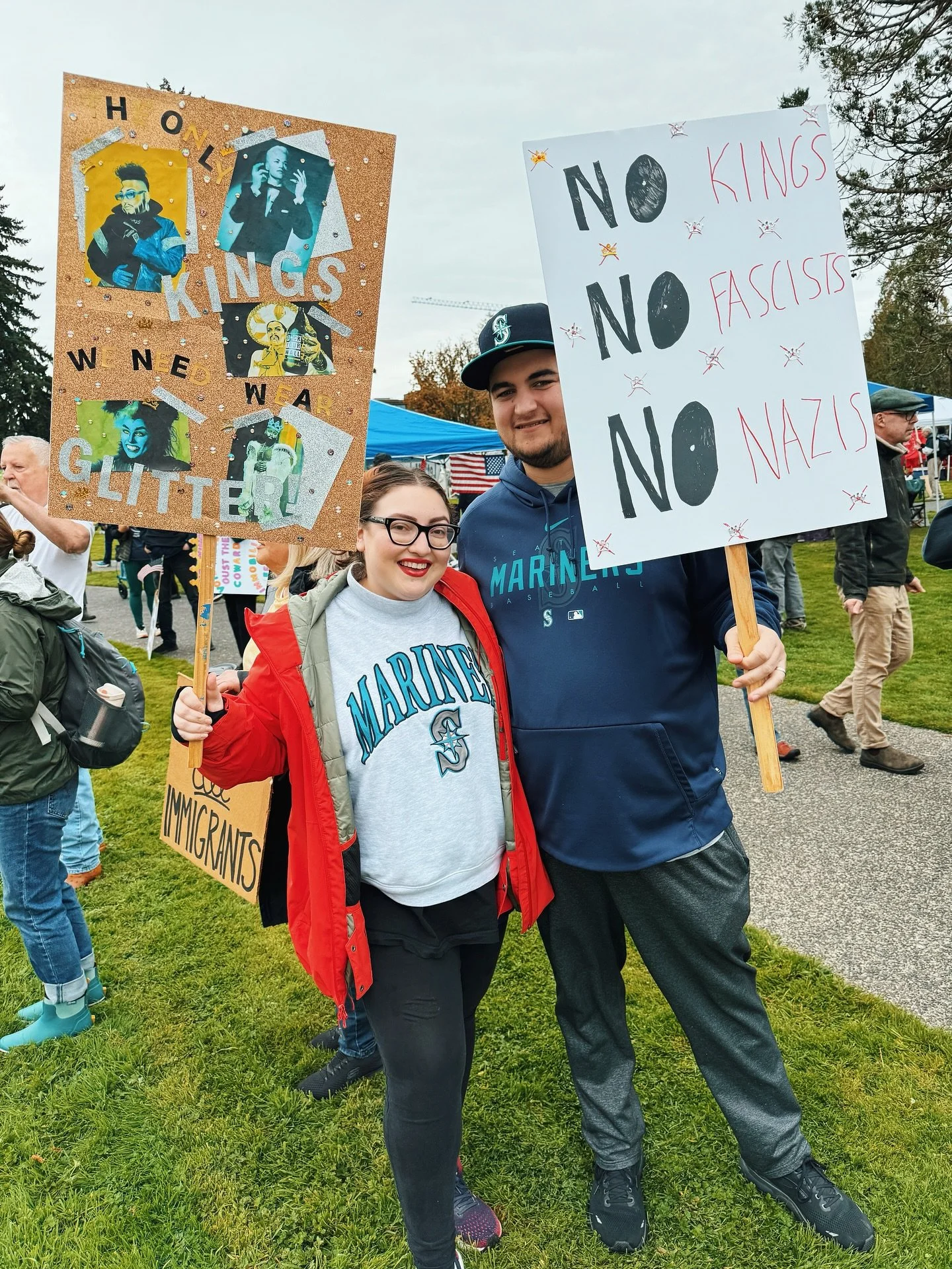 ✨ The only kings we need wear glitter ✨🤴🏽 #nokingsday #nokings #nokingsinamerica #fdt