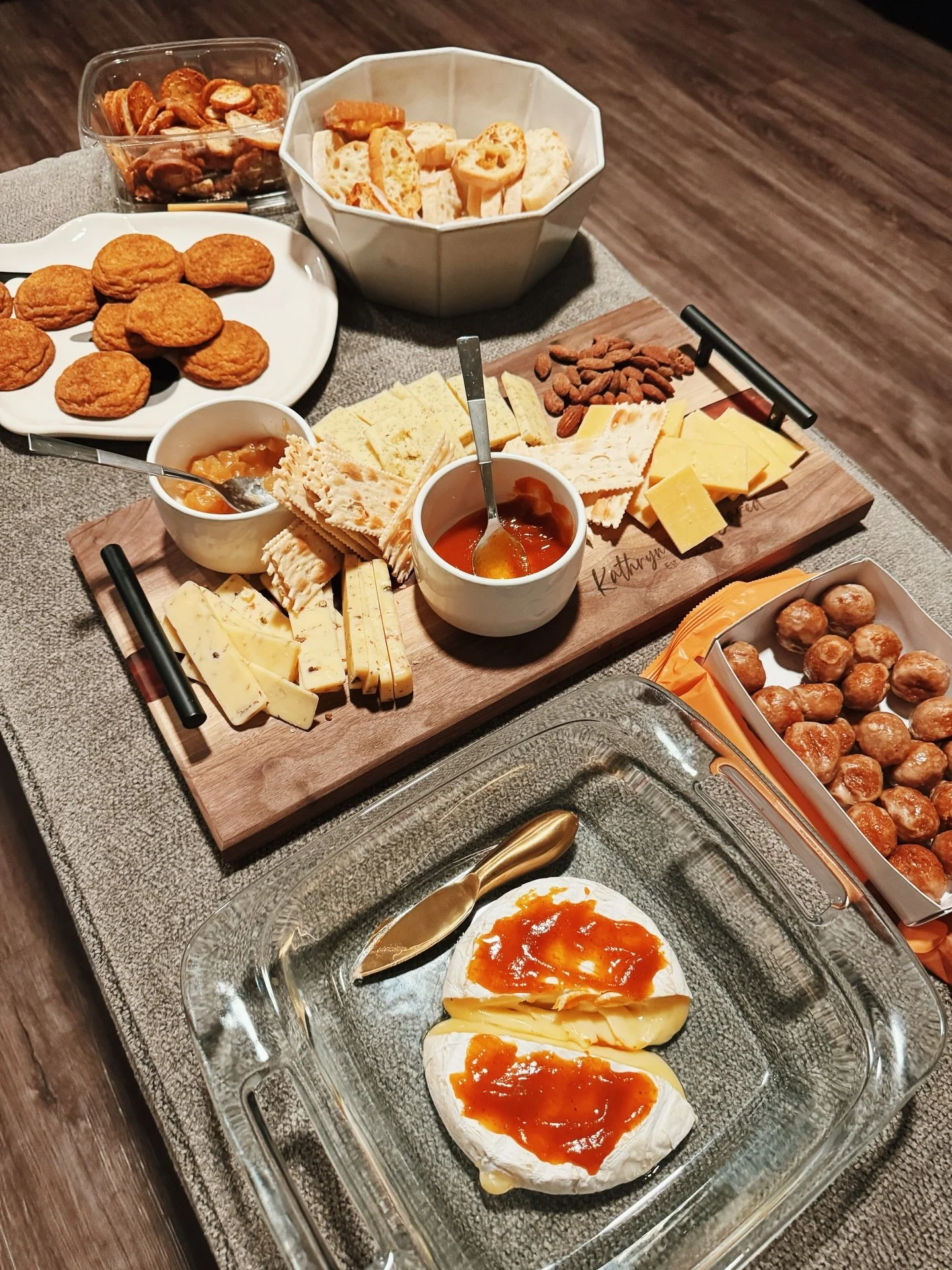 Ghost walk and market night. Coffee flights and painted delights. Cozy cooking, my fave clown, soccer games, charcuterie, and lotsss of book club pages turned. October, you were a real gem! 🍂✨