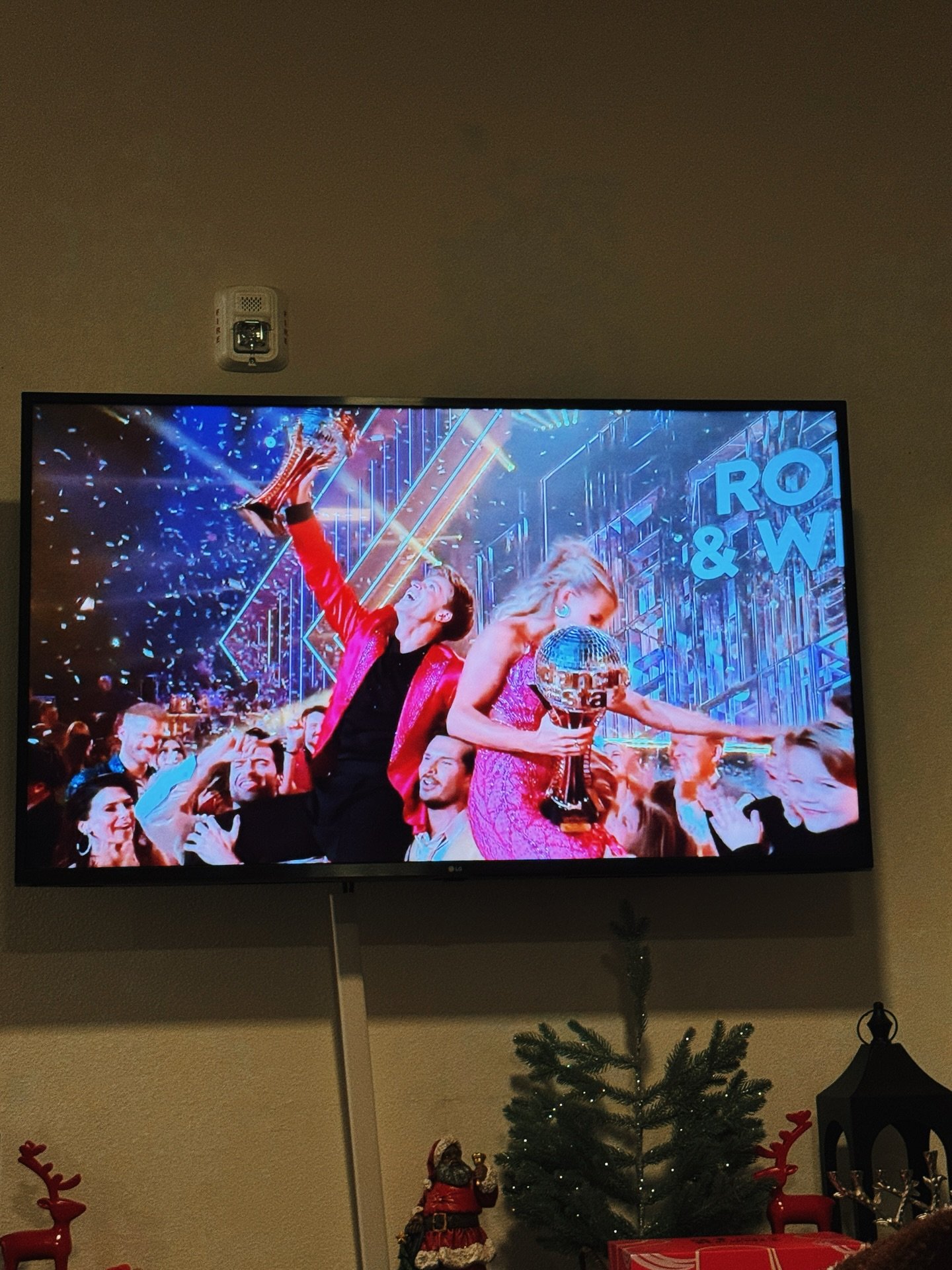 Chilly nights = DWTS dinners ✨
We cooked our way through the whole season of Dancing with the Stars this year and matched each episode with its perfect themed meal. 😌 It was SO much fun and allowed me to discover new salads I adore, plus put spins o